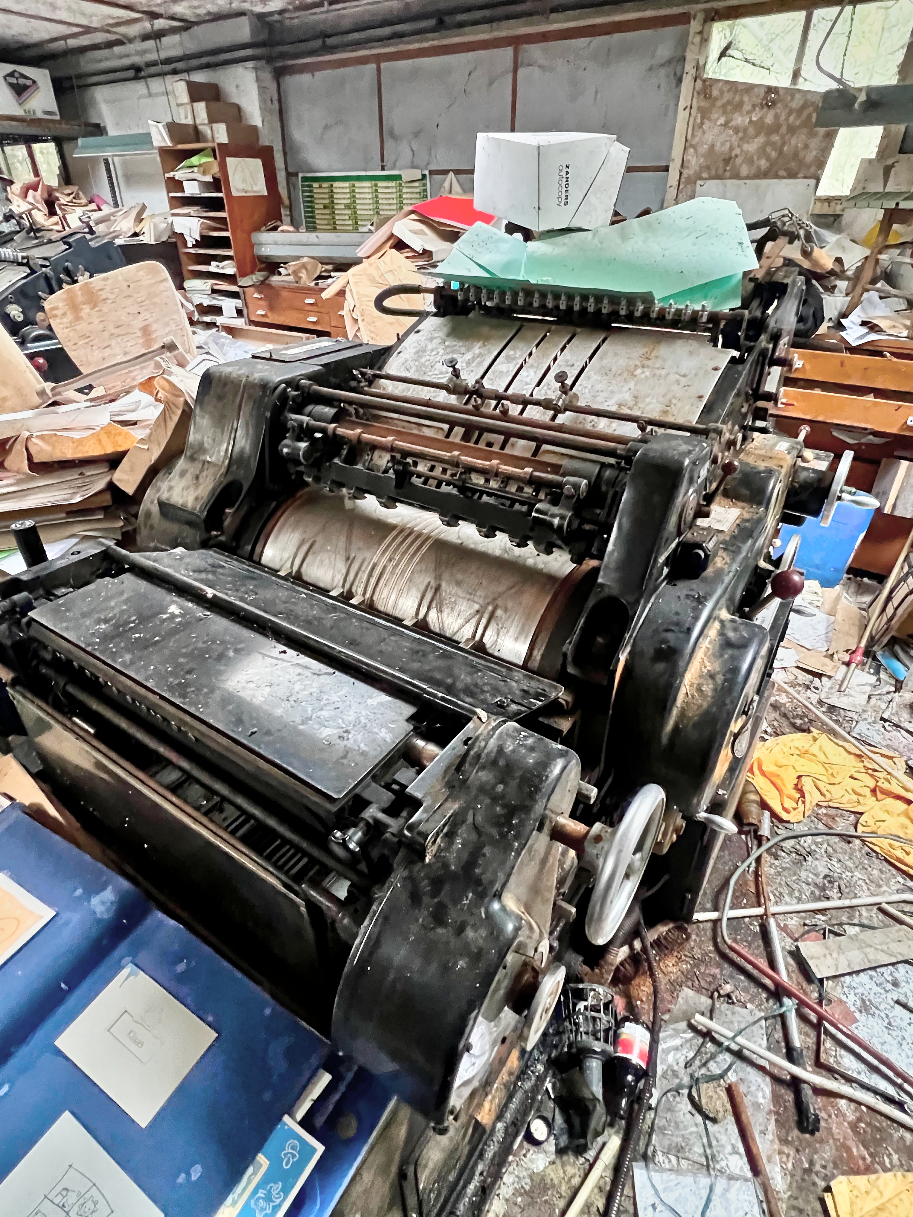 Verlaten drukkerij interieur met klassieke drukpers en loden letters