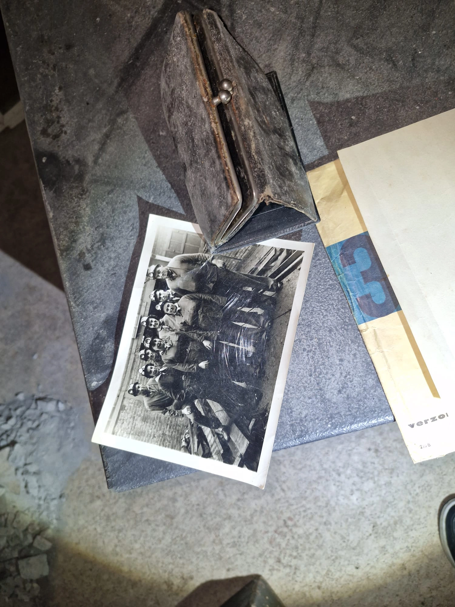 Interieur detail van De Zwarte Hoeve met achtergelaten asbakken en een rokerige atmosfeer