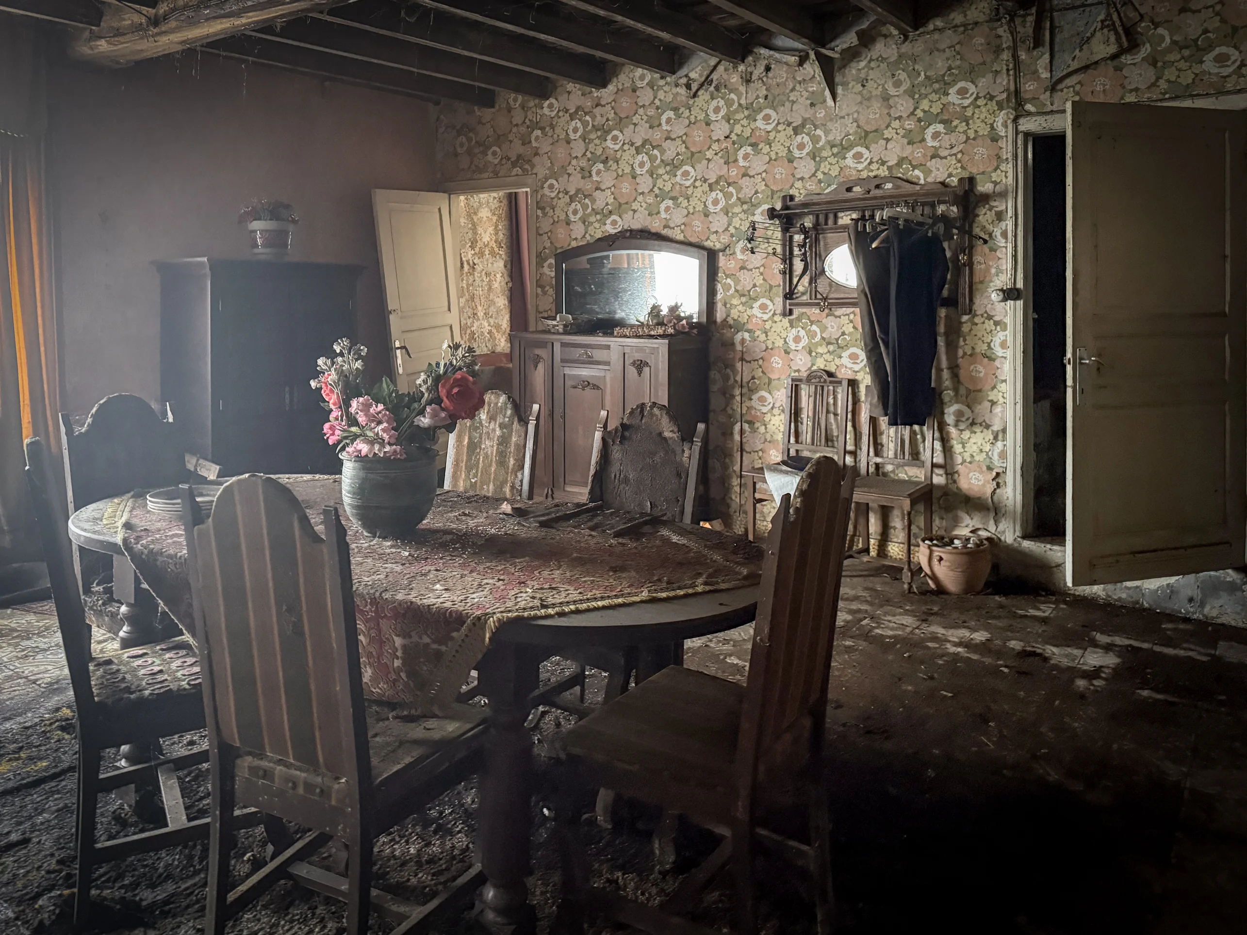 Stoflaag op een achtergelaten kast in het woonhuisgedeelte