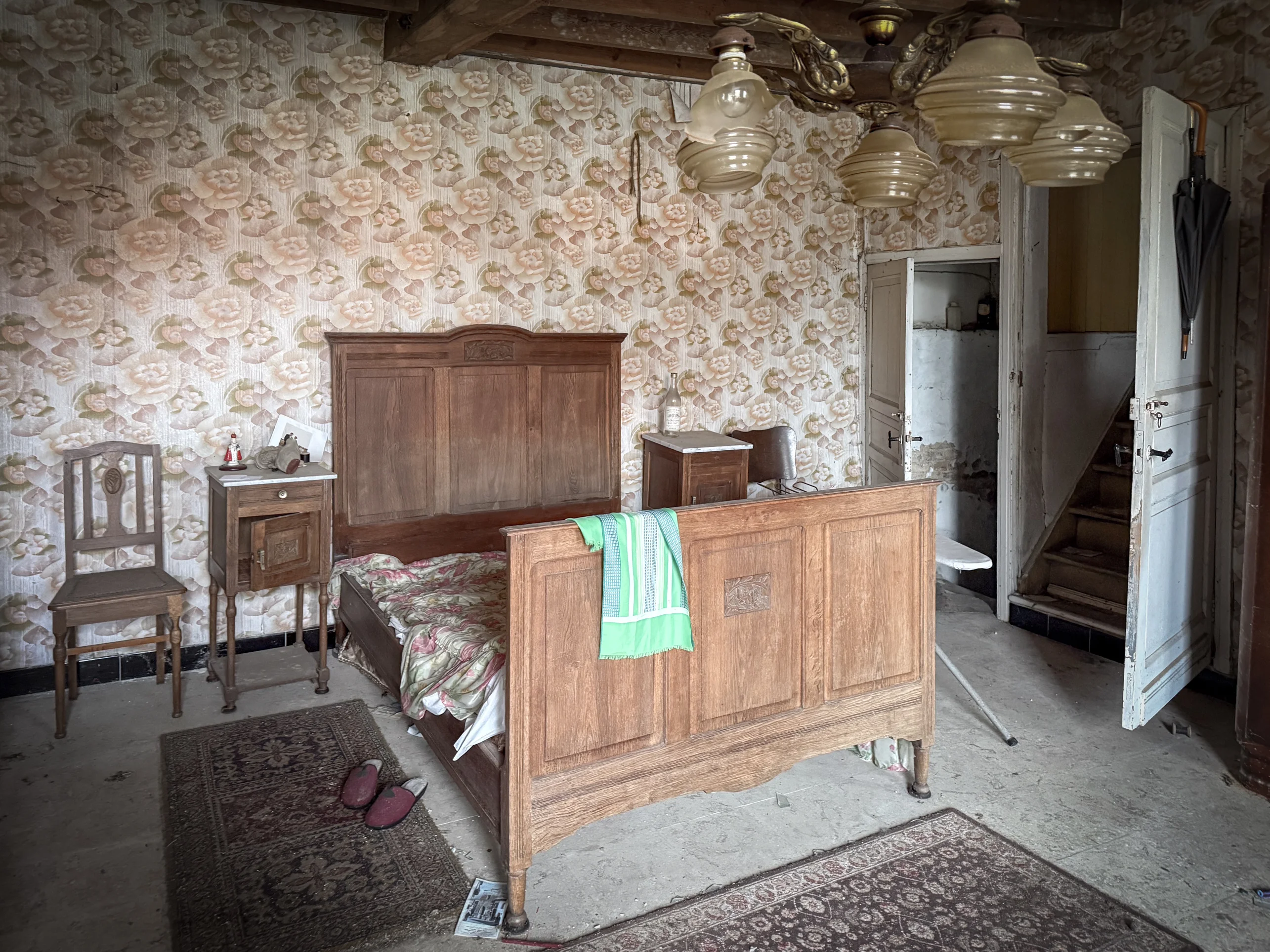 De achterzijde van de hoeve met zicht op de vervallen bijgebouwen