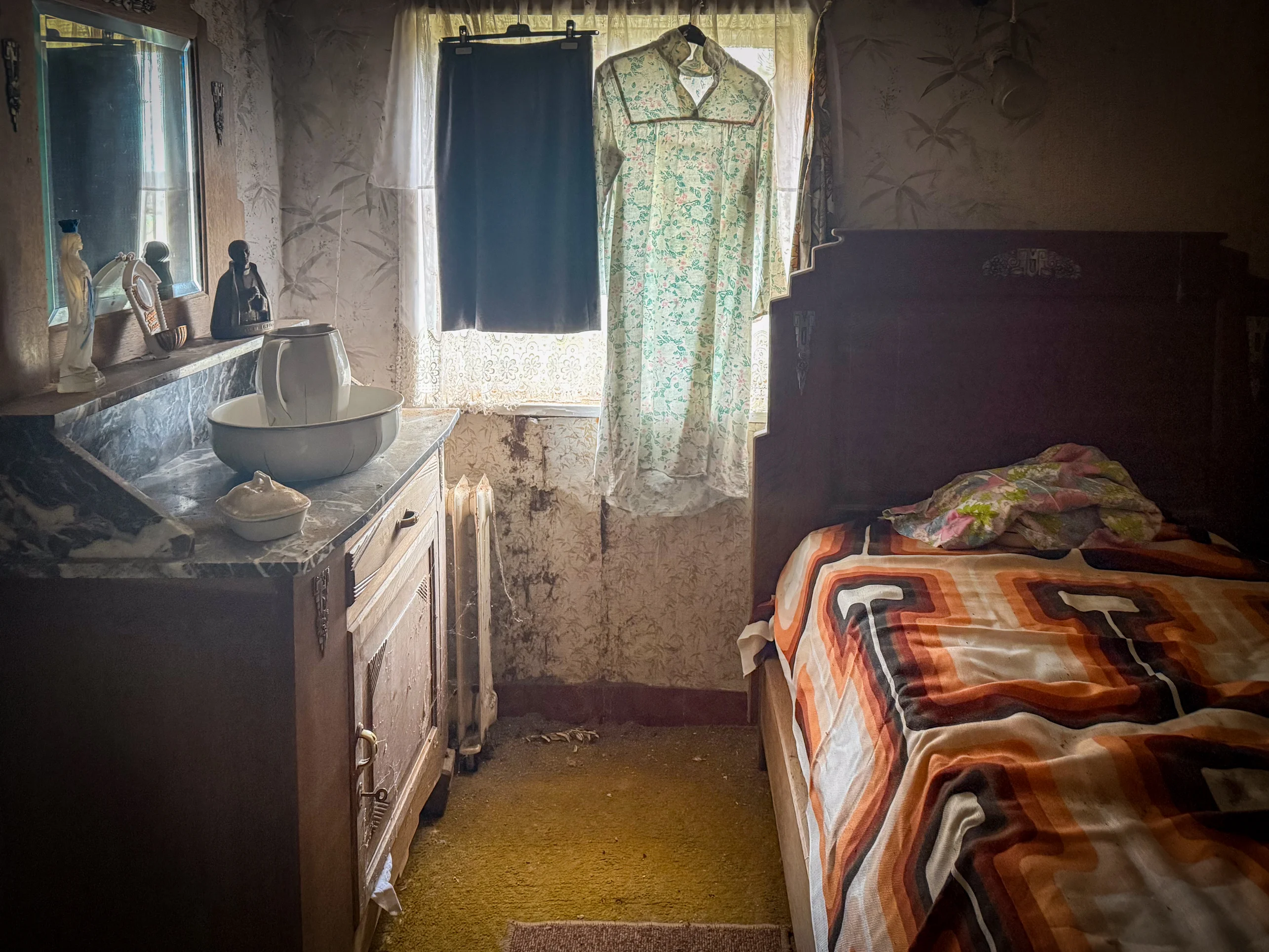 Stoffig glas-in-lood raam dat getuigt van de vroegere rijkdom van de bewoners