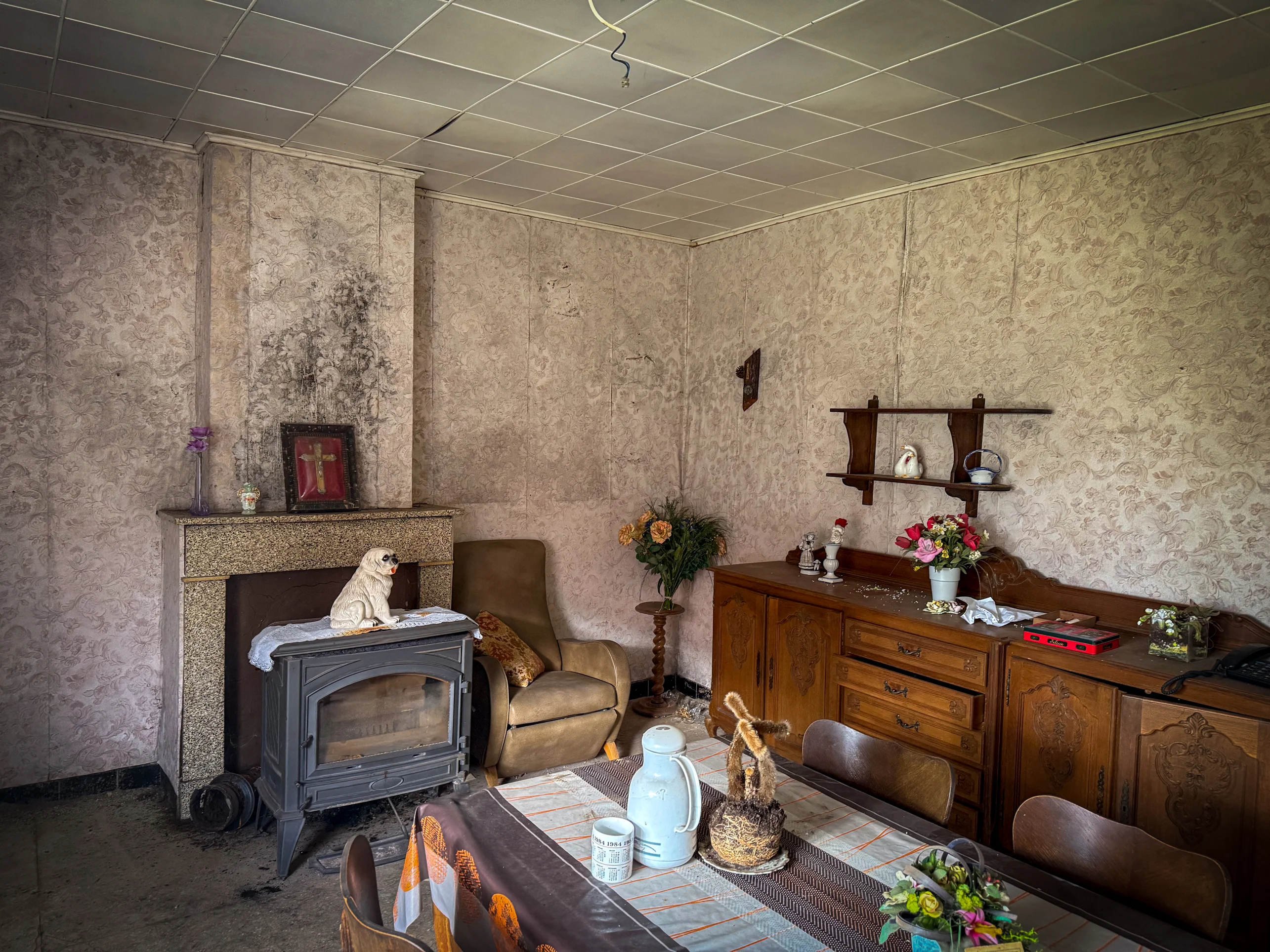 Zicht op het donkere trappengat naar de bovenverdieping van de boerderij