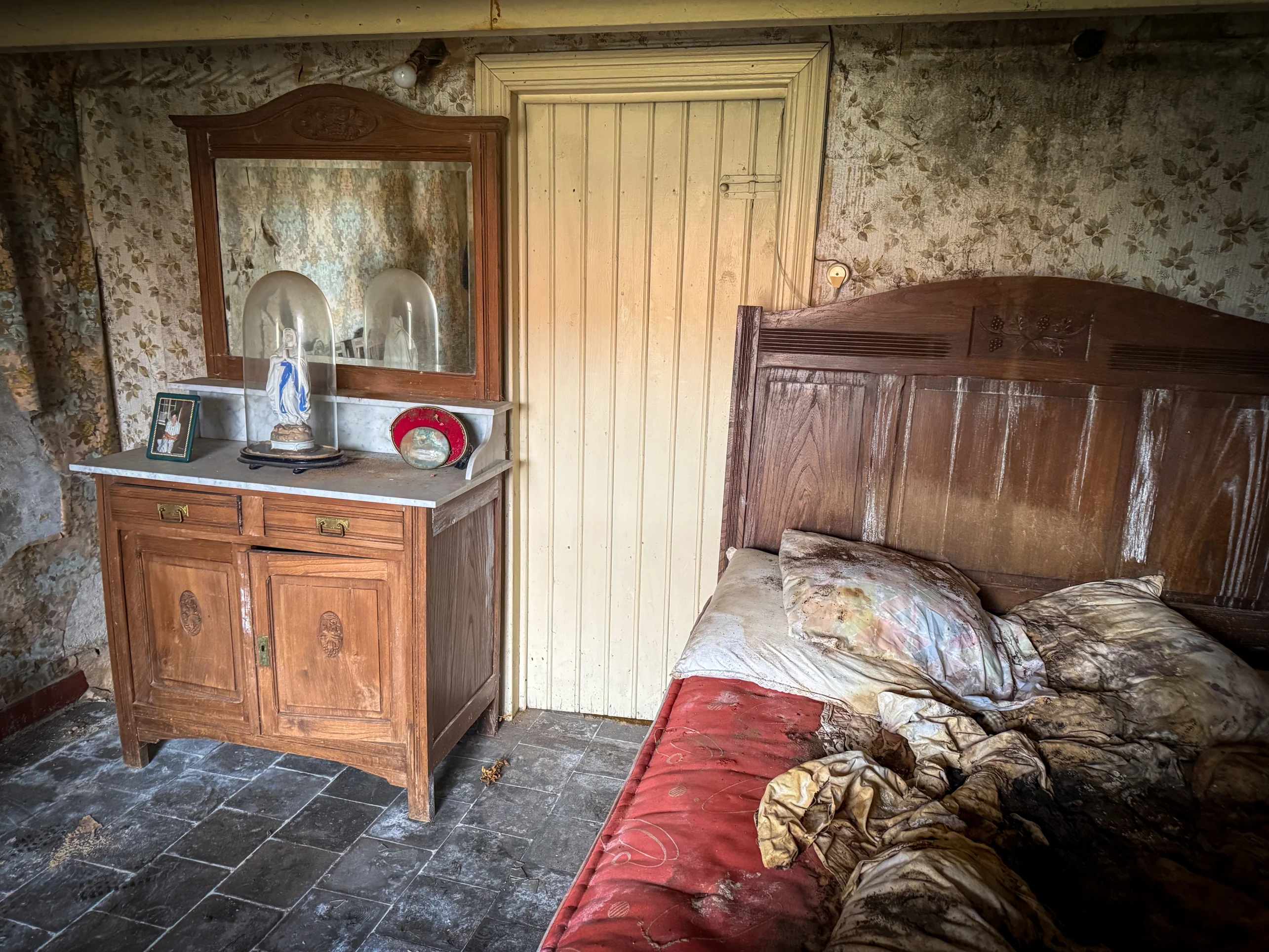 Verlaten keuken in Farm Zarren met authentieke details en zwaar verval