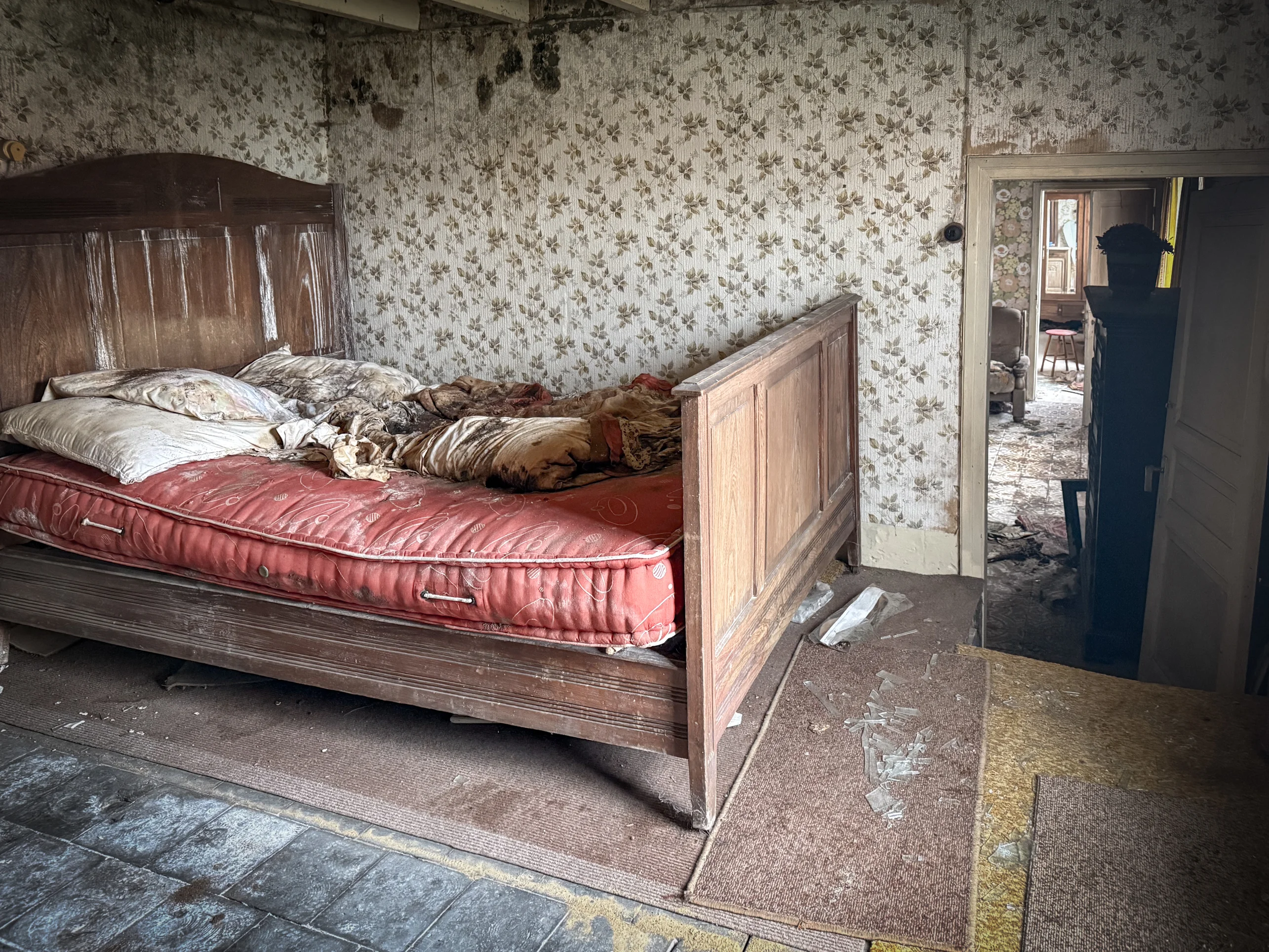 Detail van afbladderend behang en verval op de muren van de oude boerderij