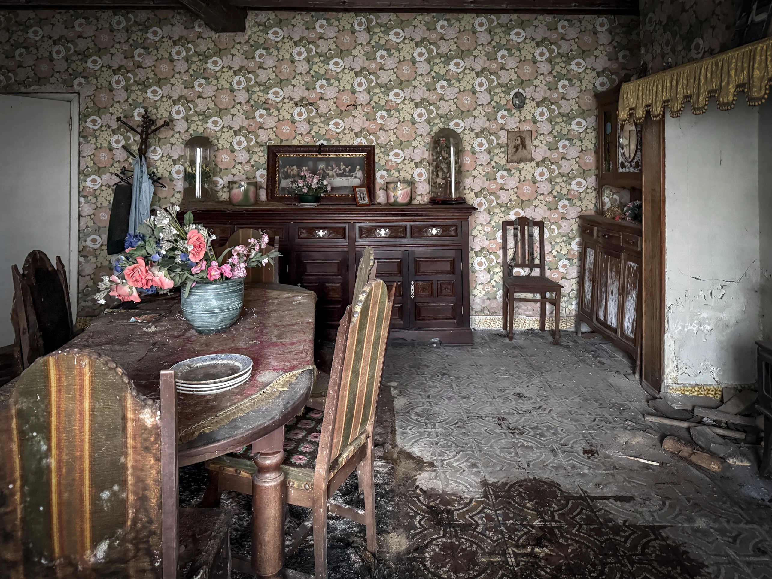 Roestende landbouwwerktuigen achtergelaten op het erf van de hoeve