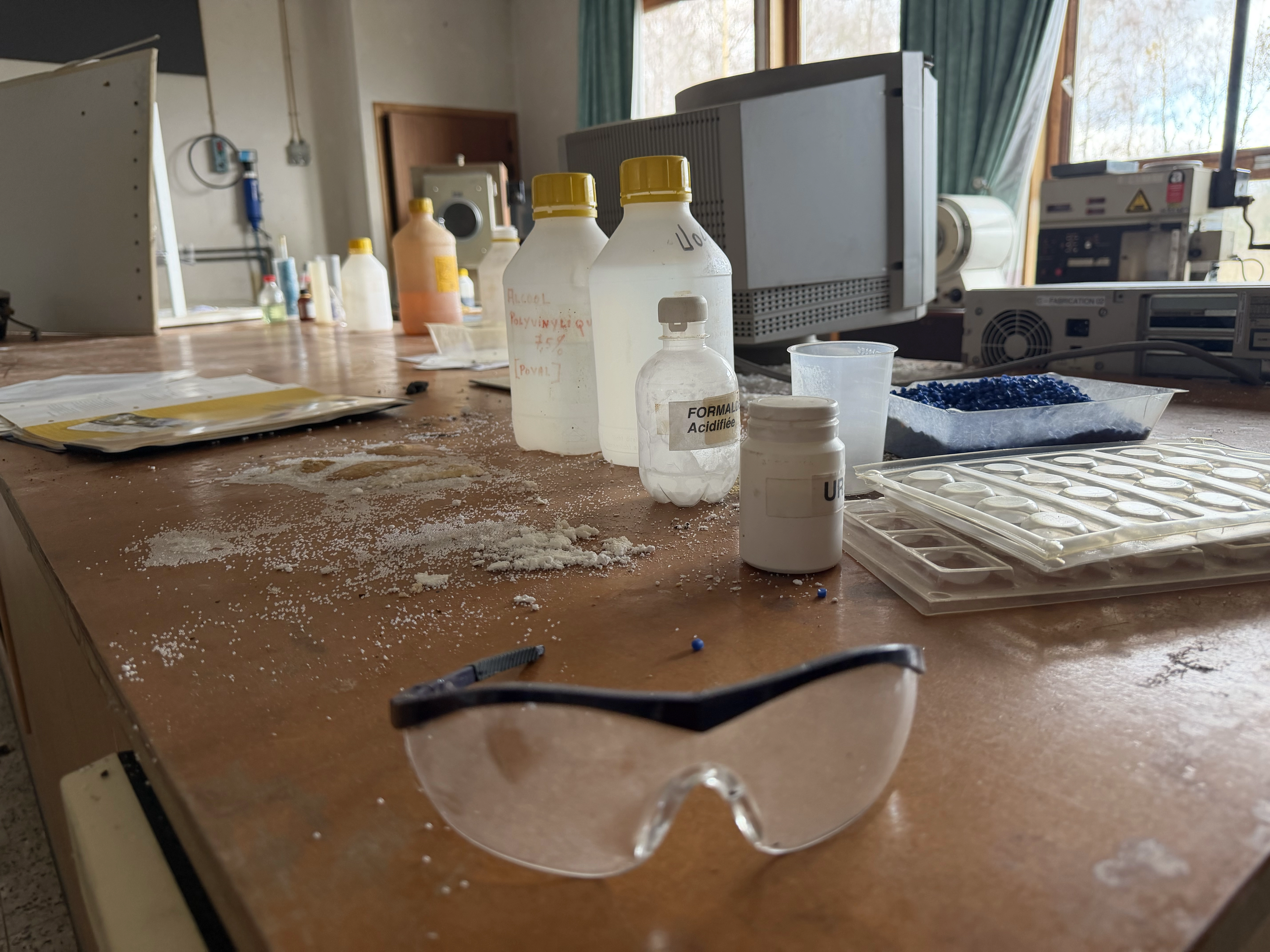 Verlaten kleedruimte met roestige lockers voor de technische studenten