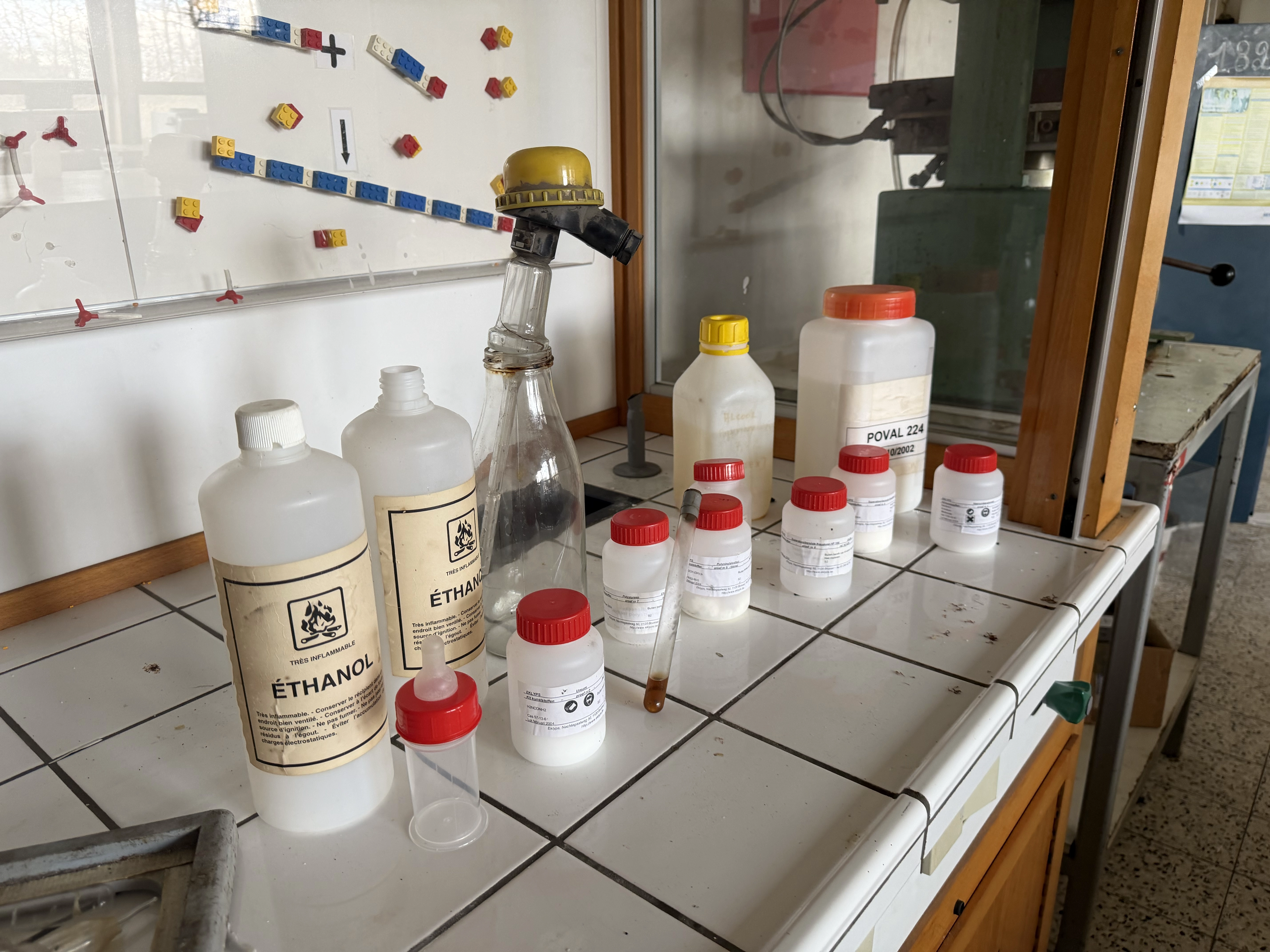 Gereedschapswand in The Lab School waar de omtrekken van de hamers nog zichtbaar zijn