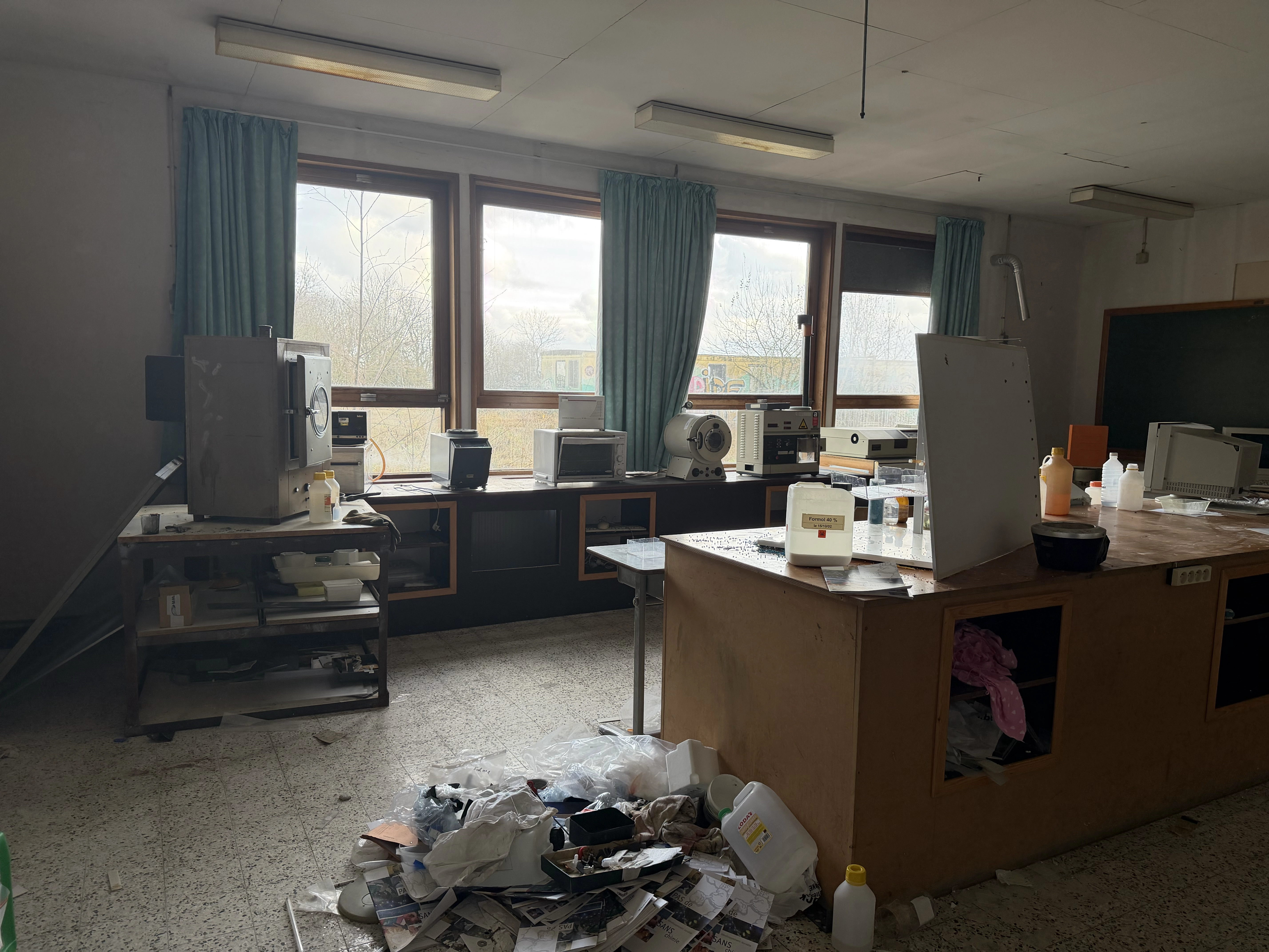 Verlaten kantine van de technische school met verspreid liggend afval