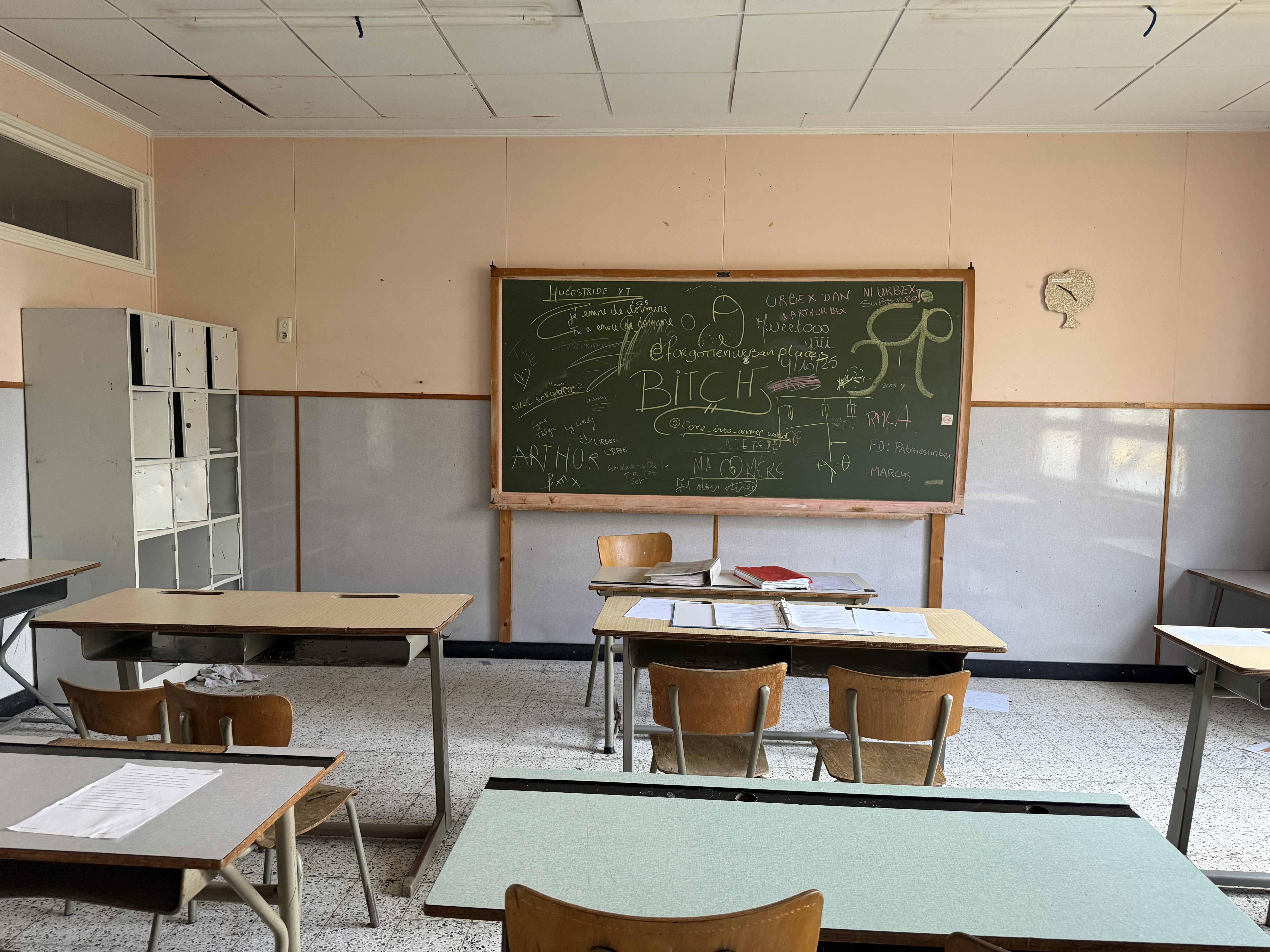 Buitenaanzicht van de overwoekerde technische campus The Lab School