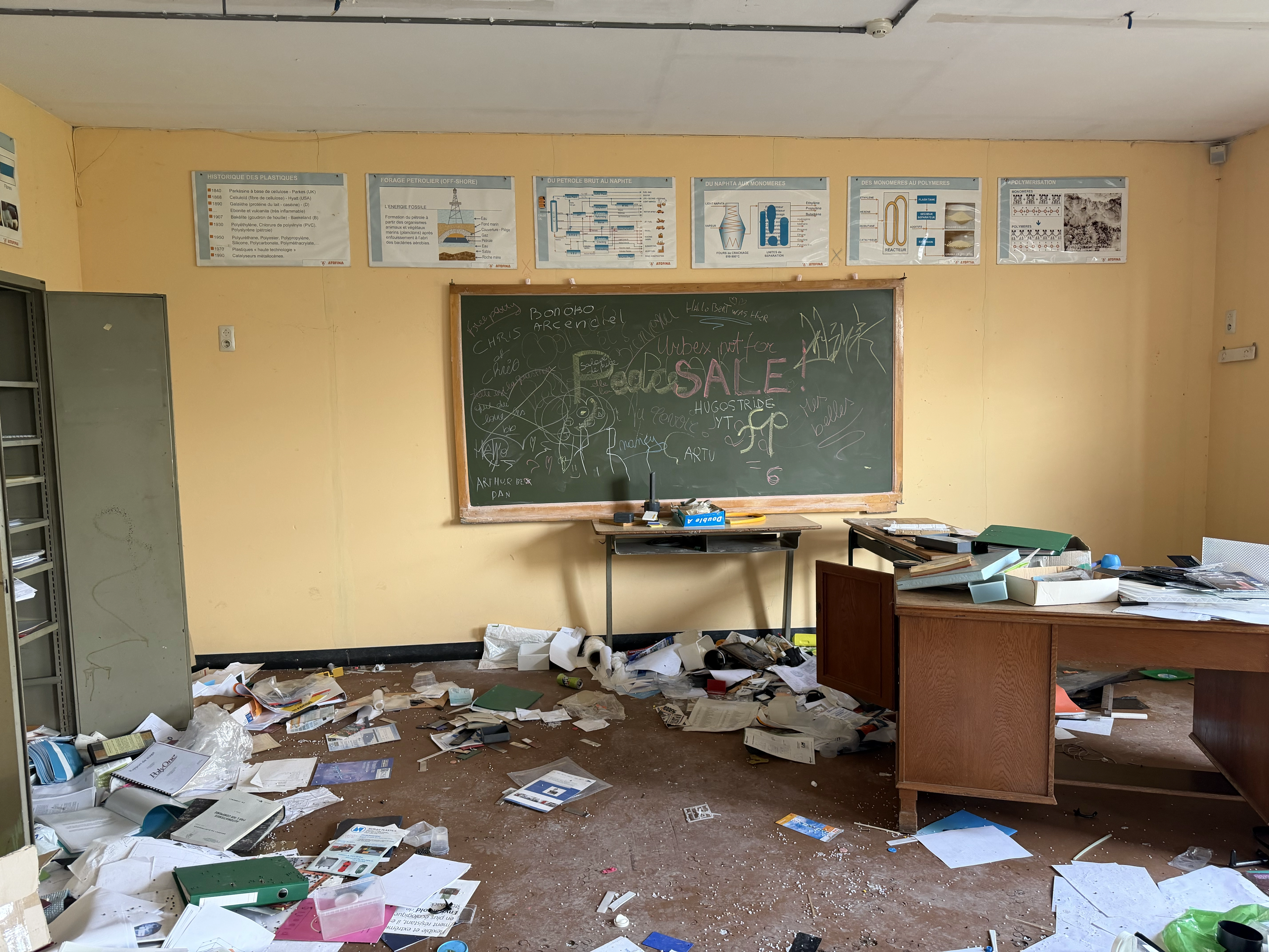 Achtergelaten technische handleidingen en boeken op een stoffige werkbank