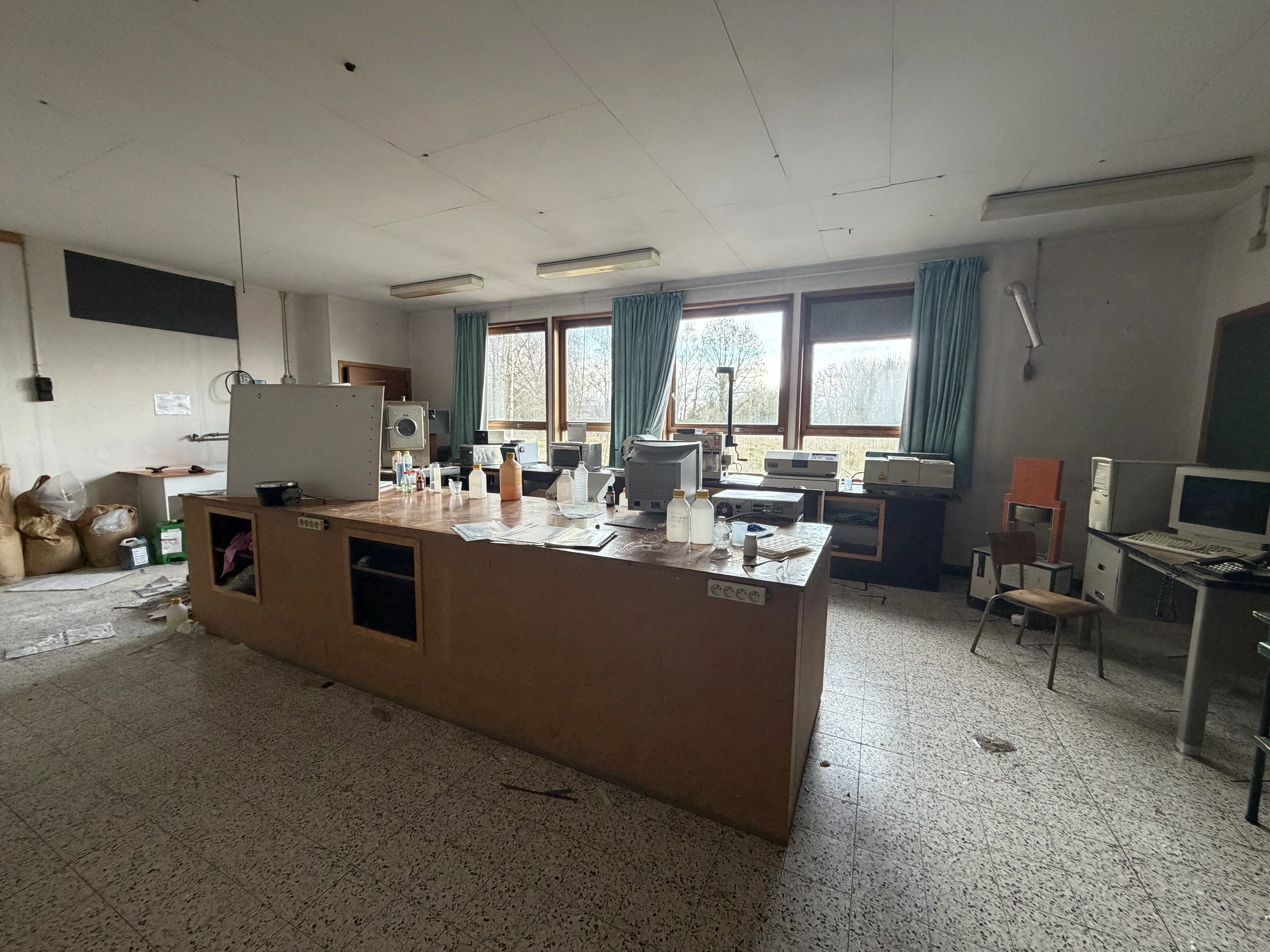 Achtergelaten veiligheidsbrillen en handschoenen op een werkstation