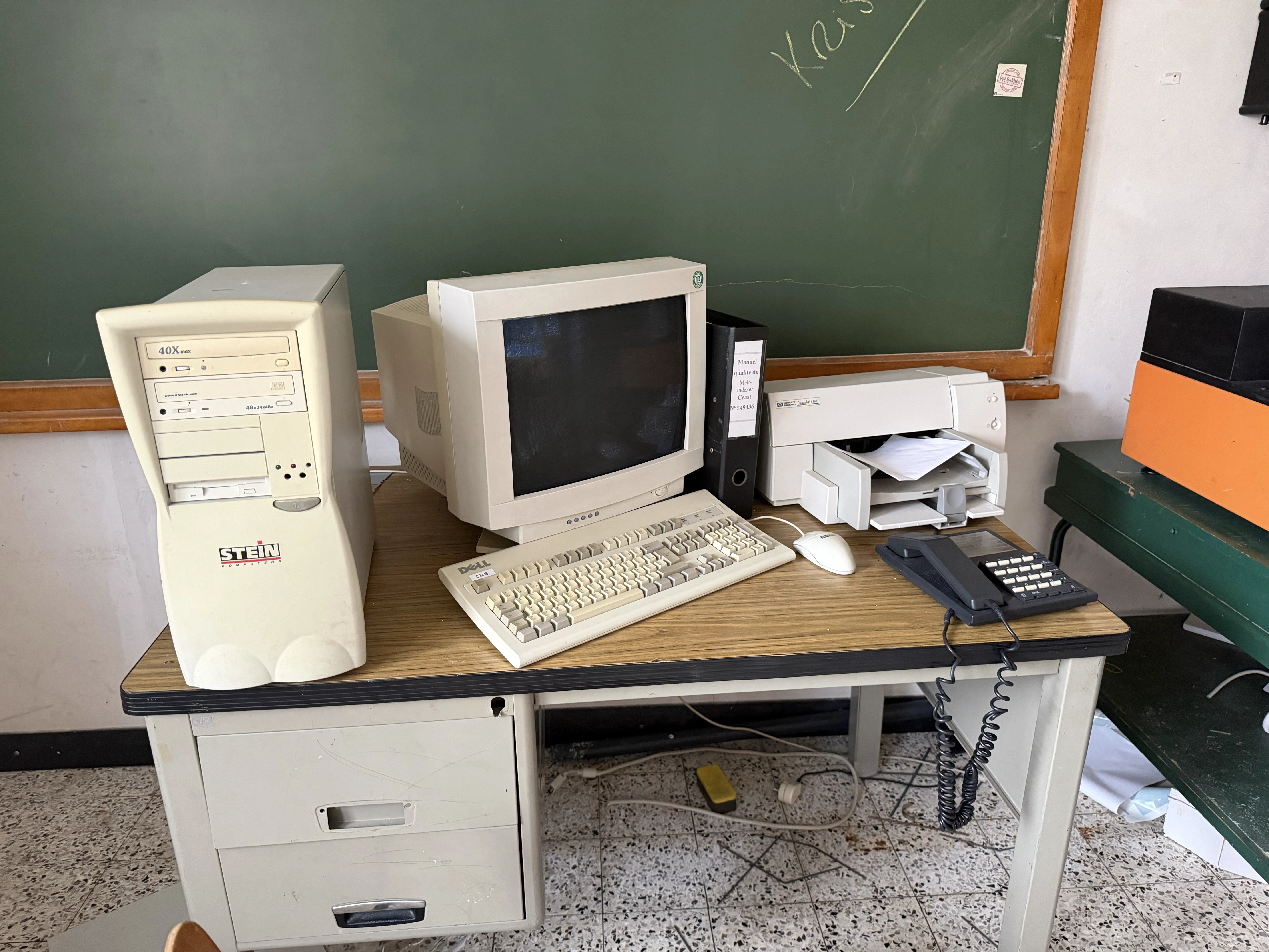 Detail van een oud elektrisch schakelbord met versleten knoppen en hendels
