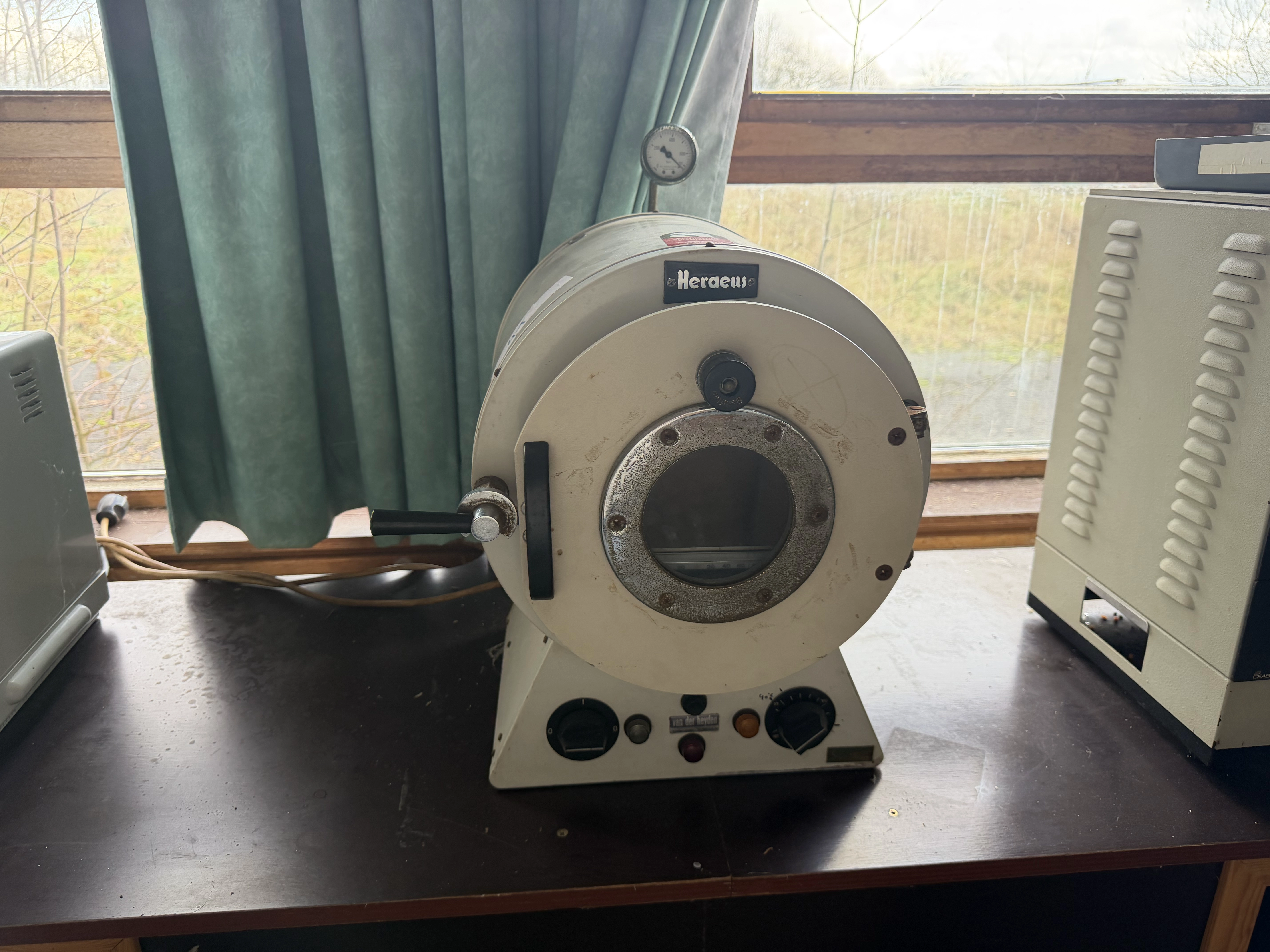 Zicht op een klaslokaal waar de schoolbanken nog in de originele opstelling staan