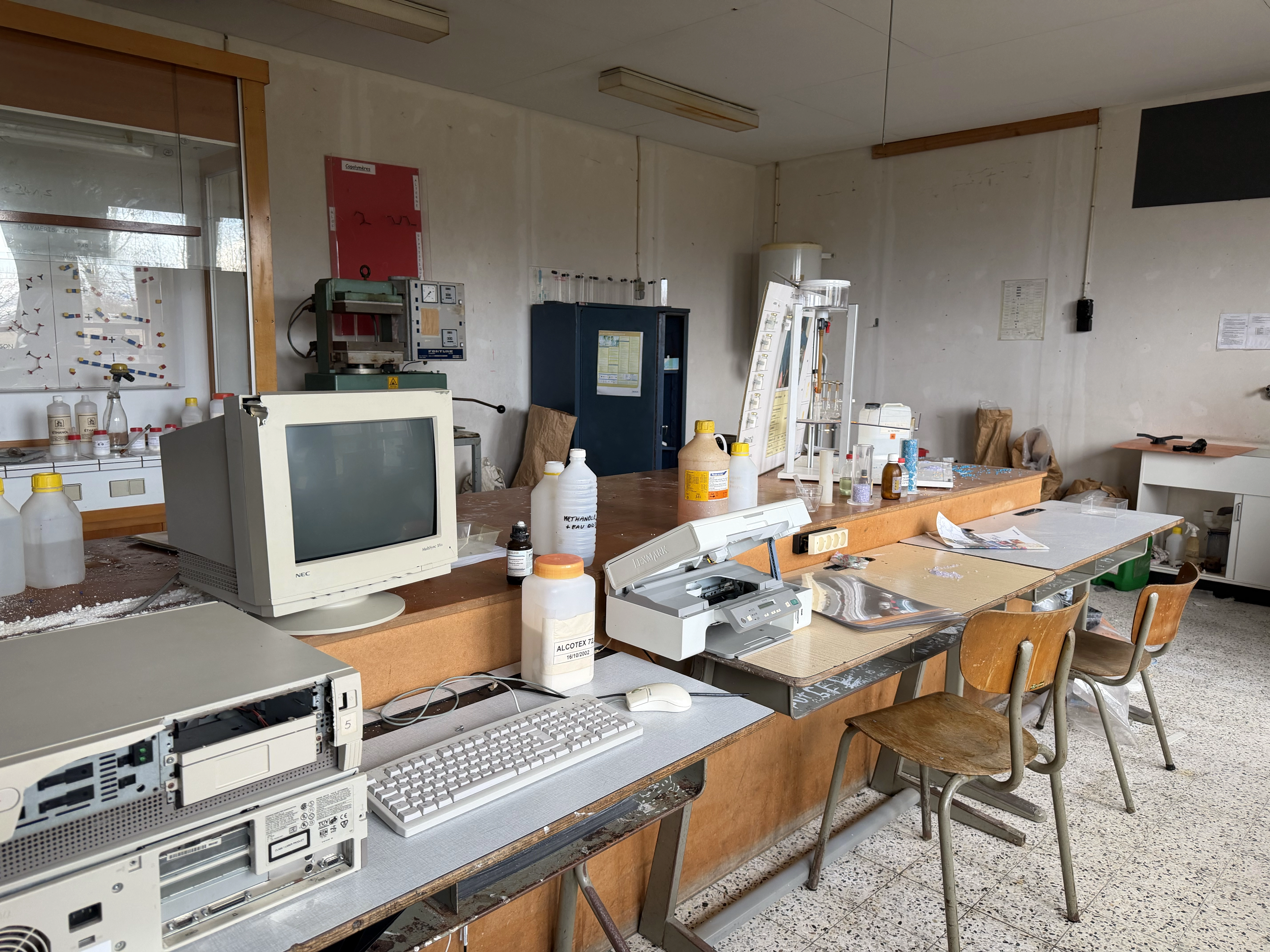 Industriële machine voor kunststofverwerking bedekt onder een dikke laag stof