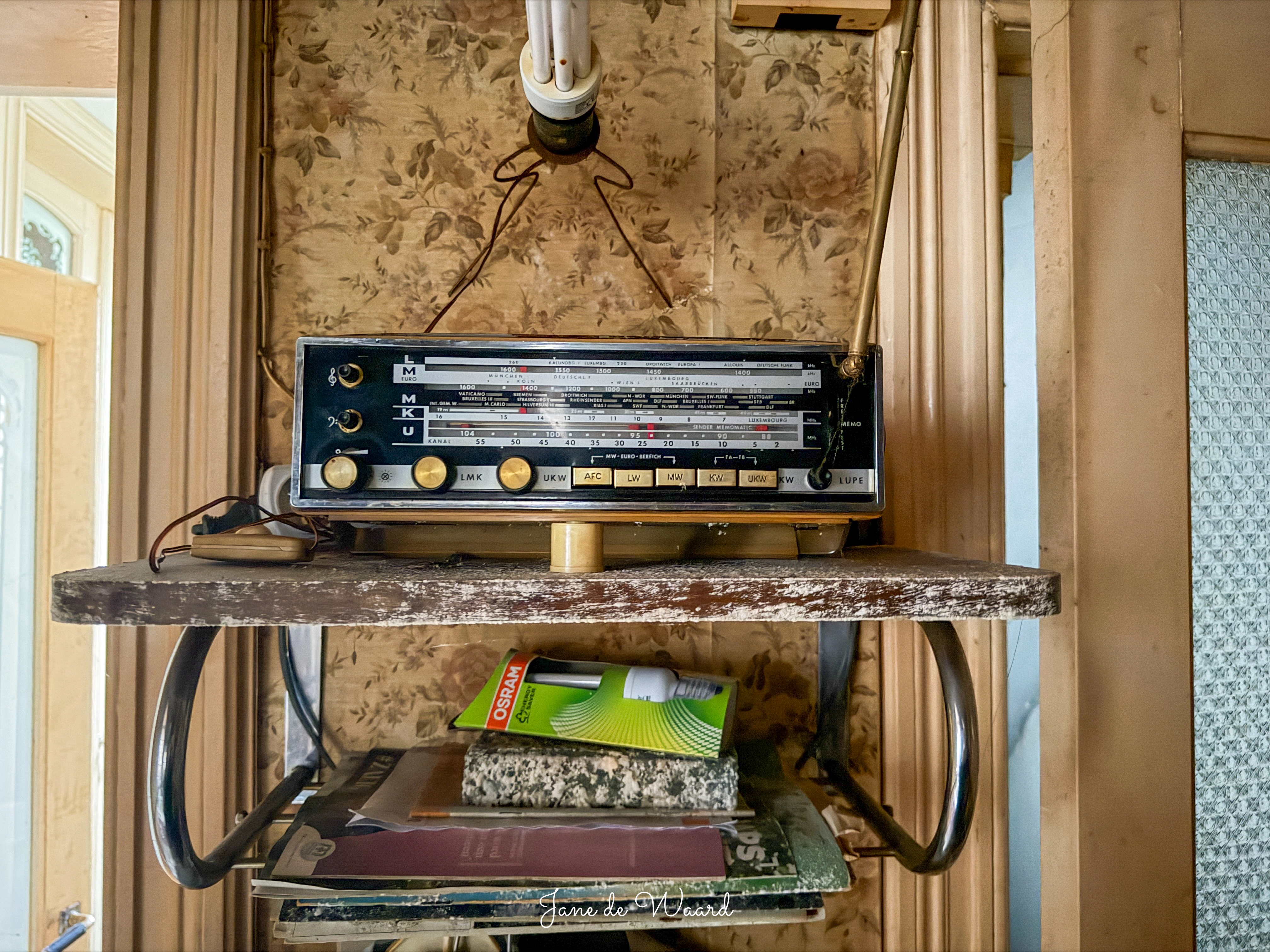 Achtergelaten kleding in de inloopkast van de luxe verlaten woning