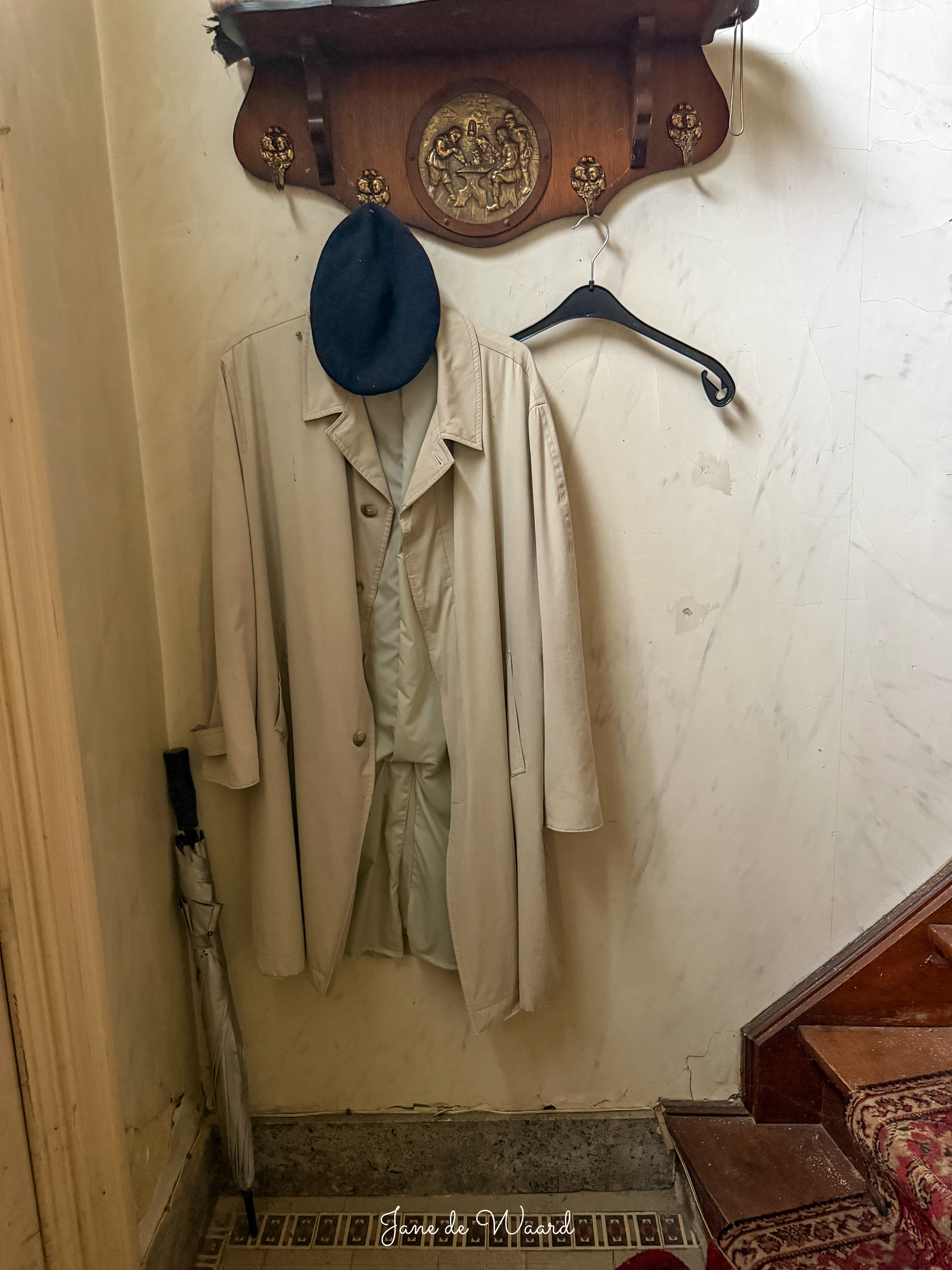 Sfeervol beeld van invallend zonlicht in de stoffige hal van de villa