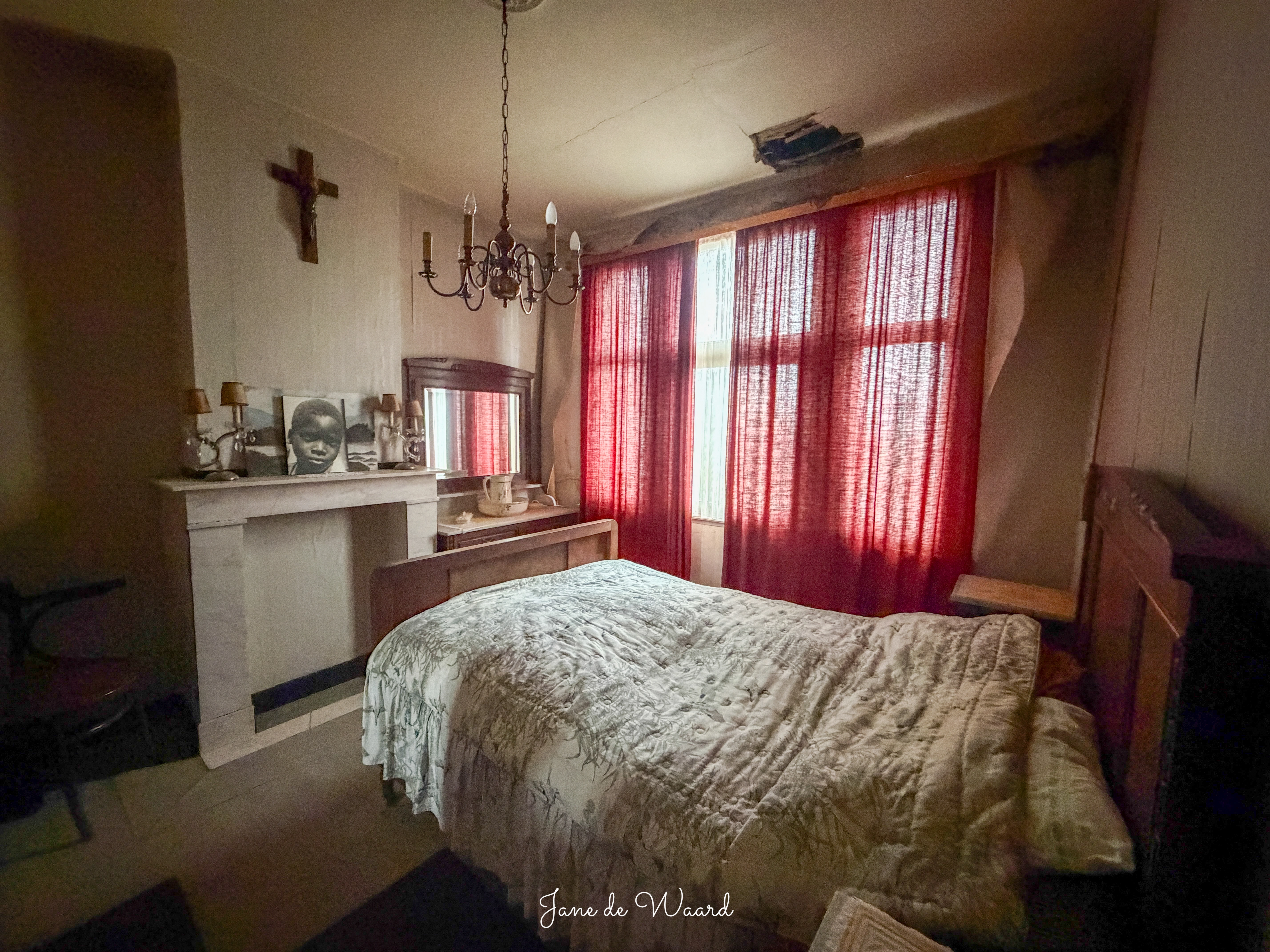 Detail van de authentieke deurbeslag en houten panelen in het interieur