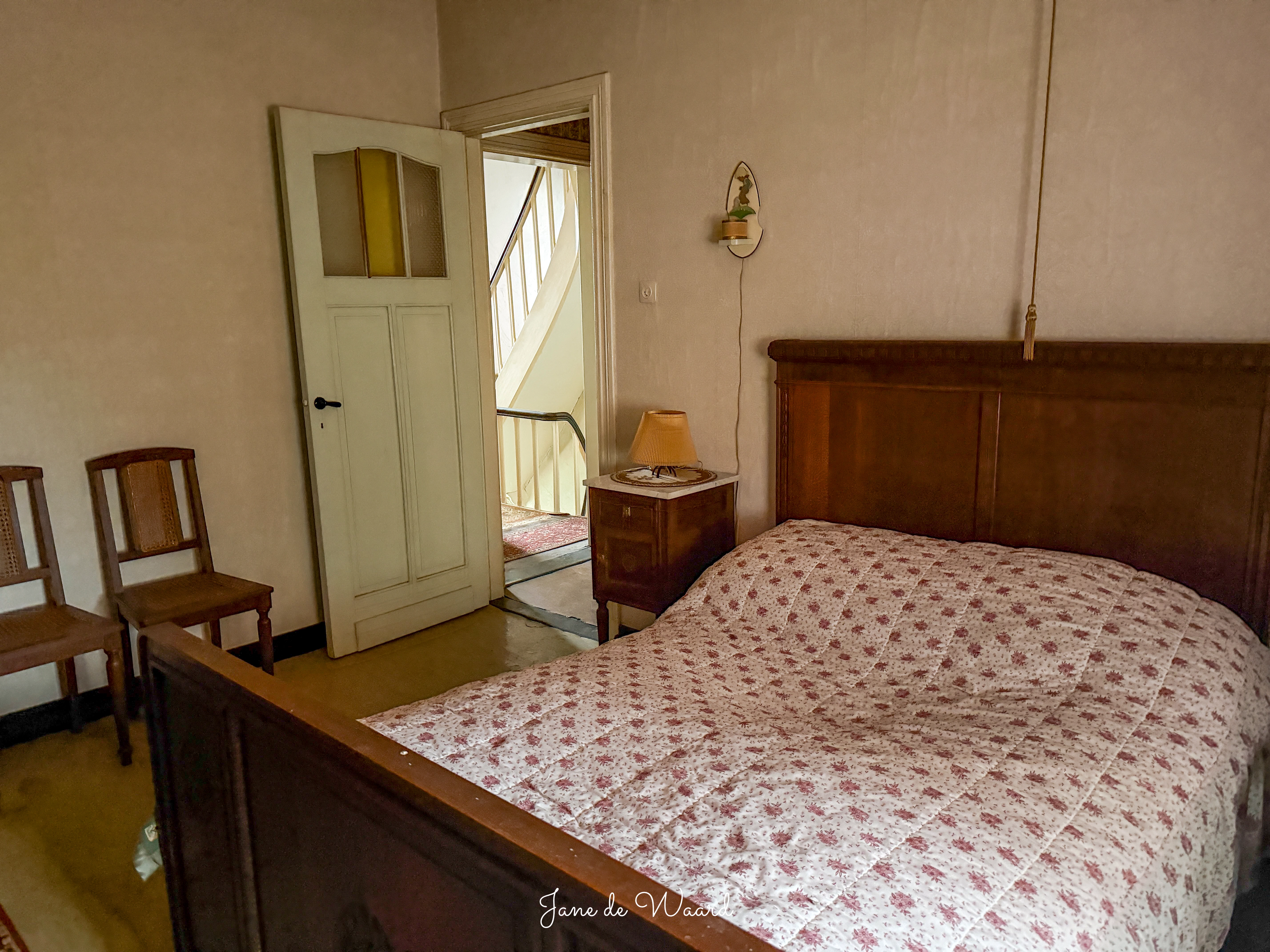 Blik in de kelder van Villa Madame, koel en nog steeds vol met voorraad