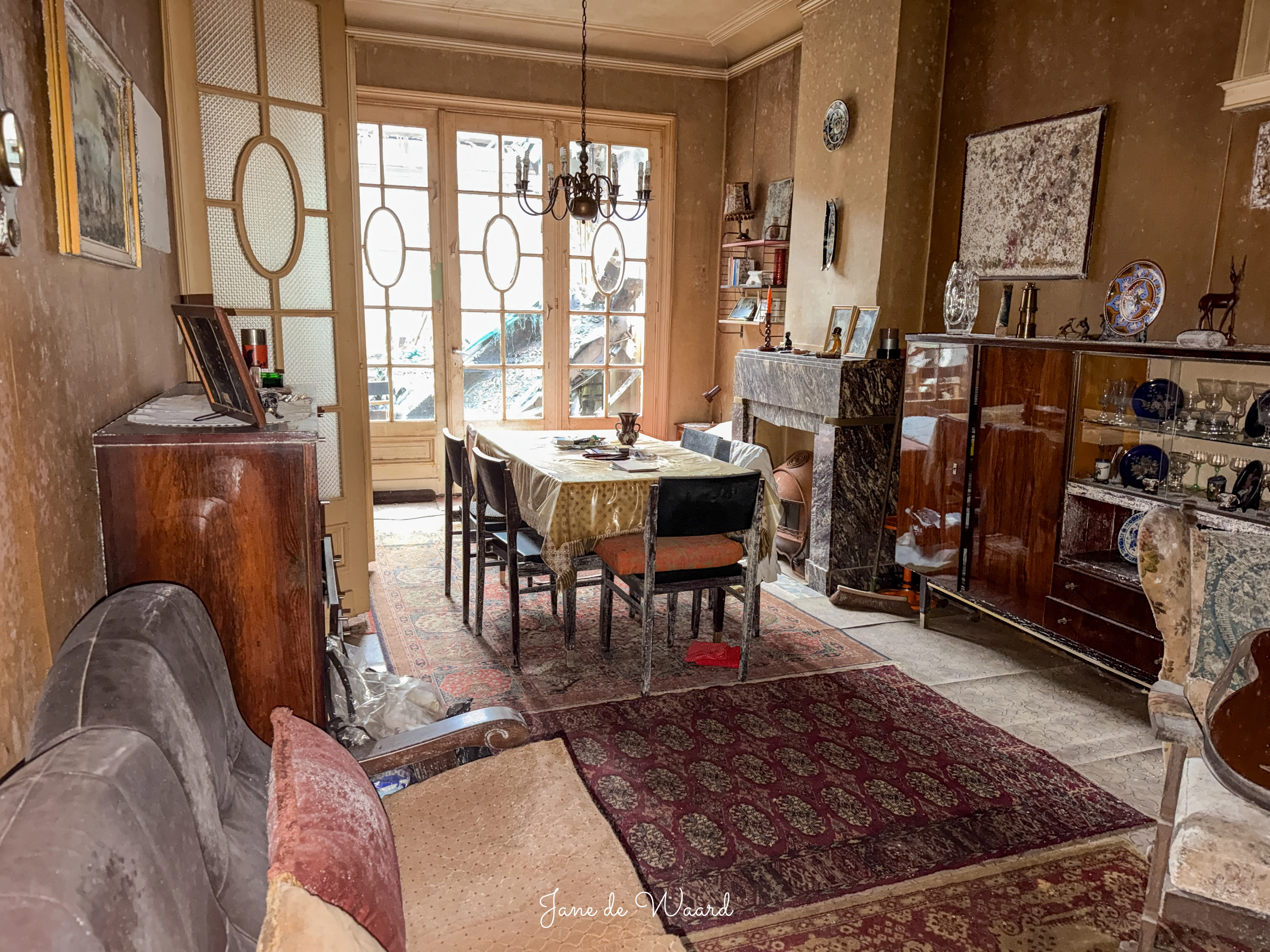 De laatste blik op de statige voorgevel van Villa Madame voor het vertrek