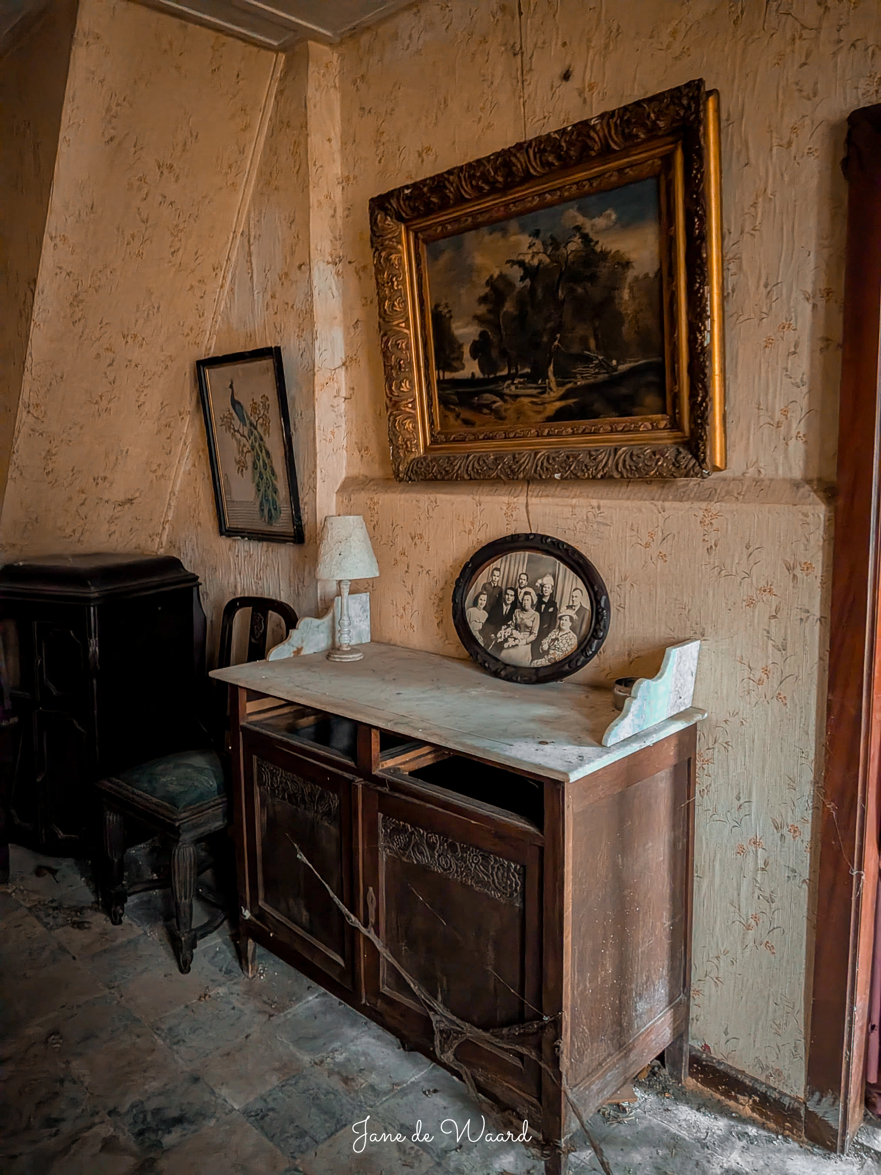 Urbex detail van de eettafel in Villa Madame waar het servies nog op staat
