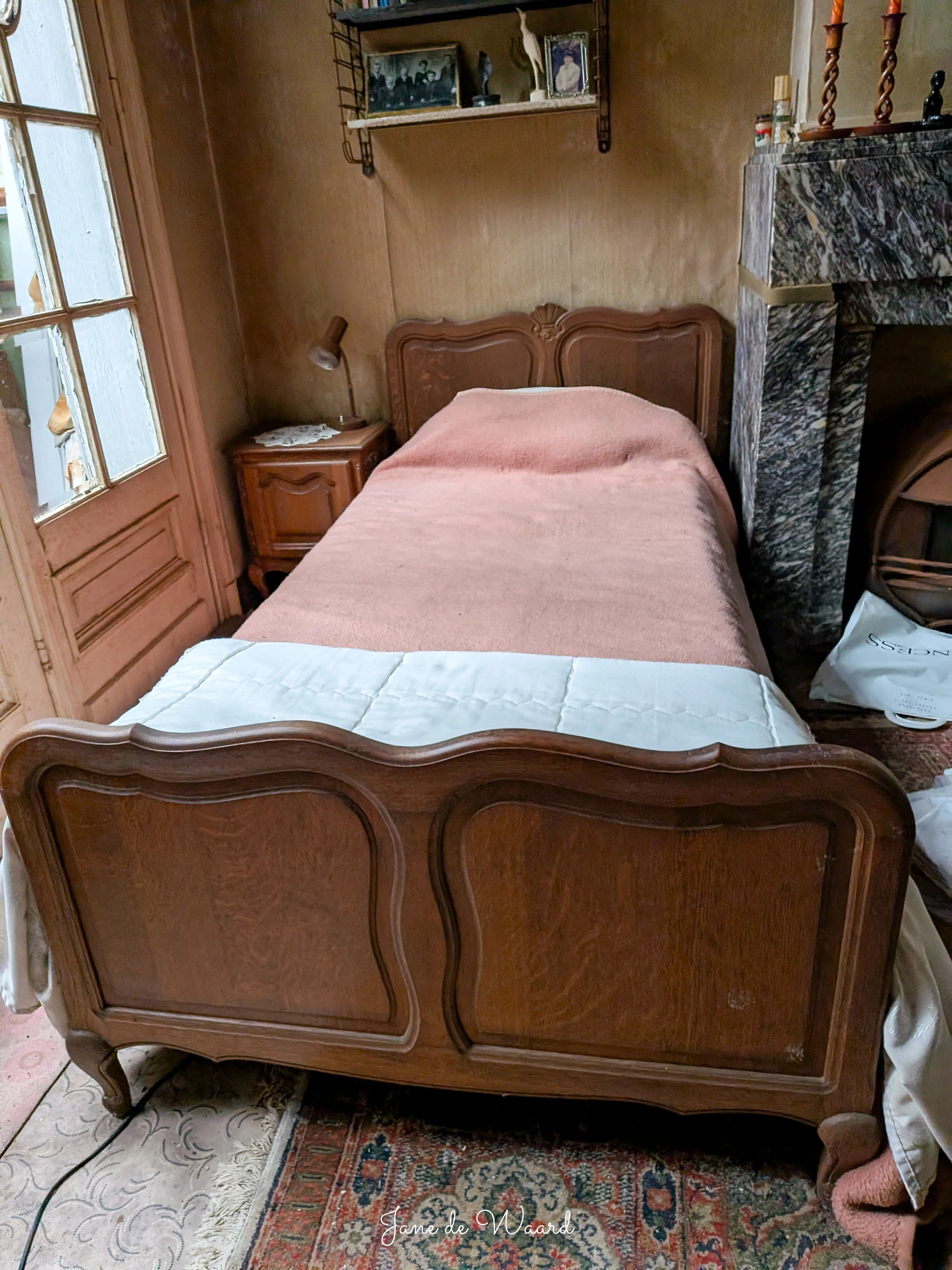 Gezicht op de luxe keuken van de villa, perfect bewaard gebleven in de tijd