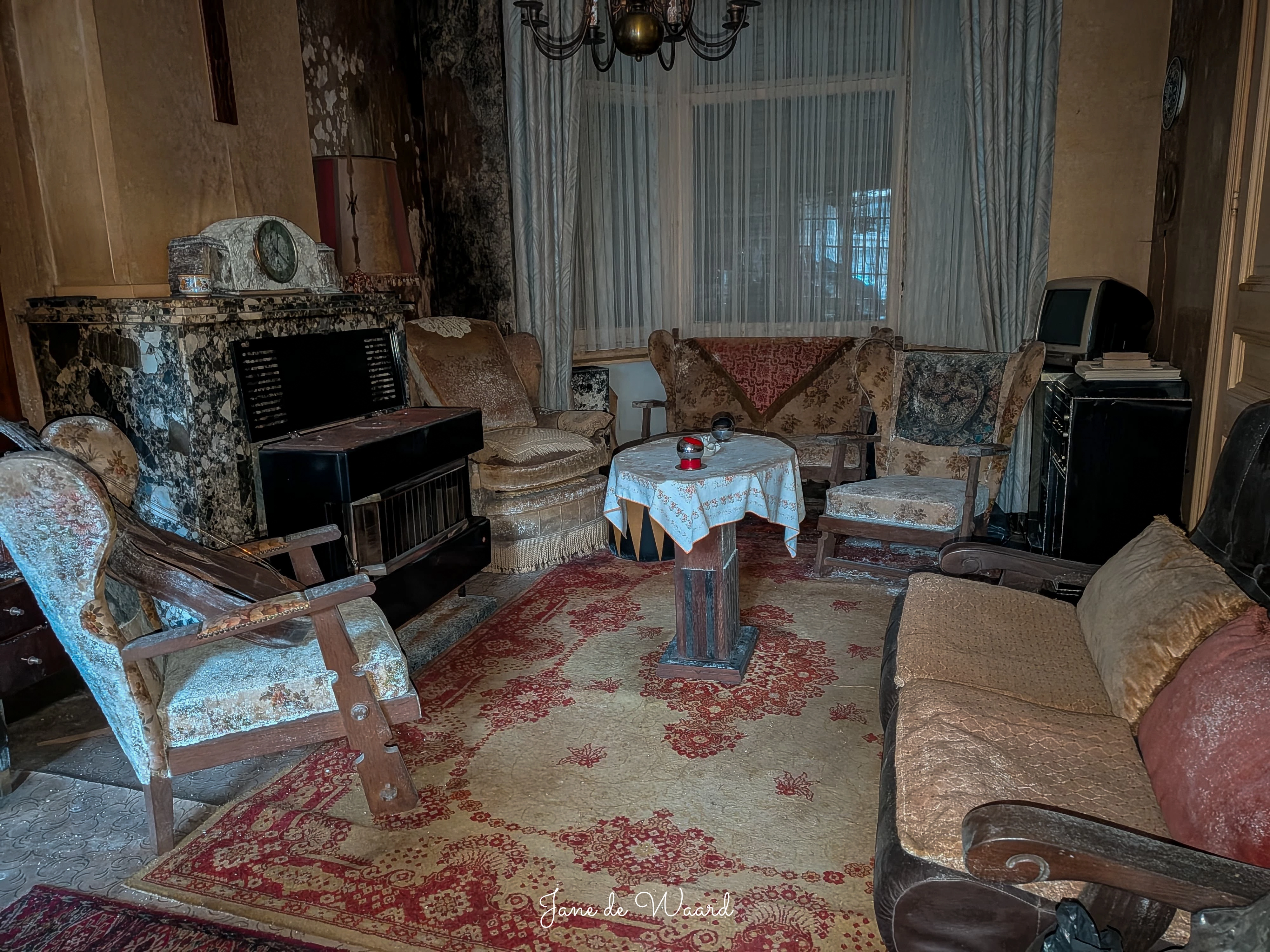 Sfeervolle slaapkamer in Villa Madame met opgemaakt bed en persoonlijke bezittingen