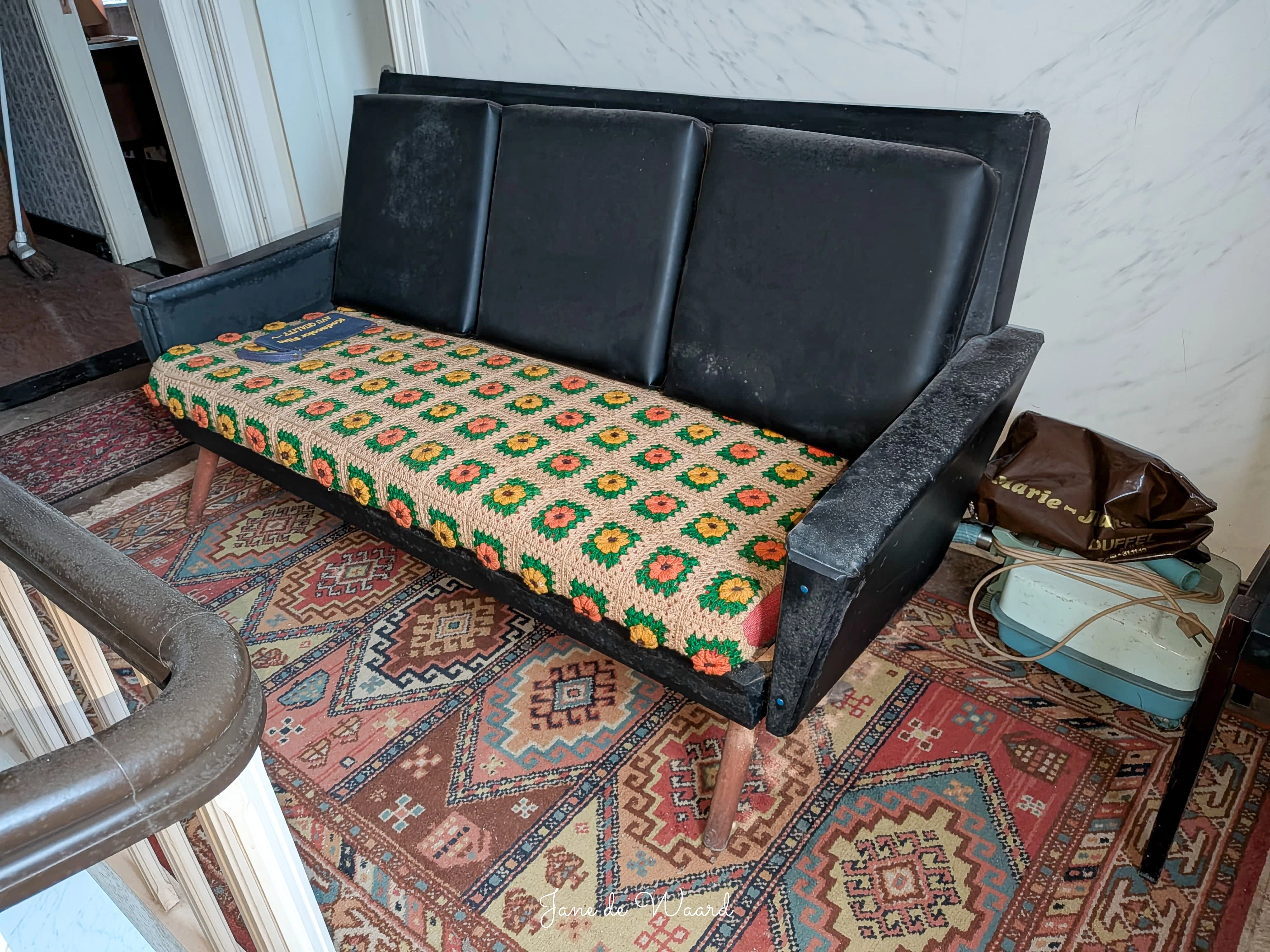 Zicht op de imposante trap in de centrale hal van Villa Madame