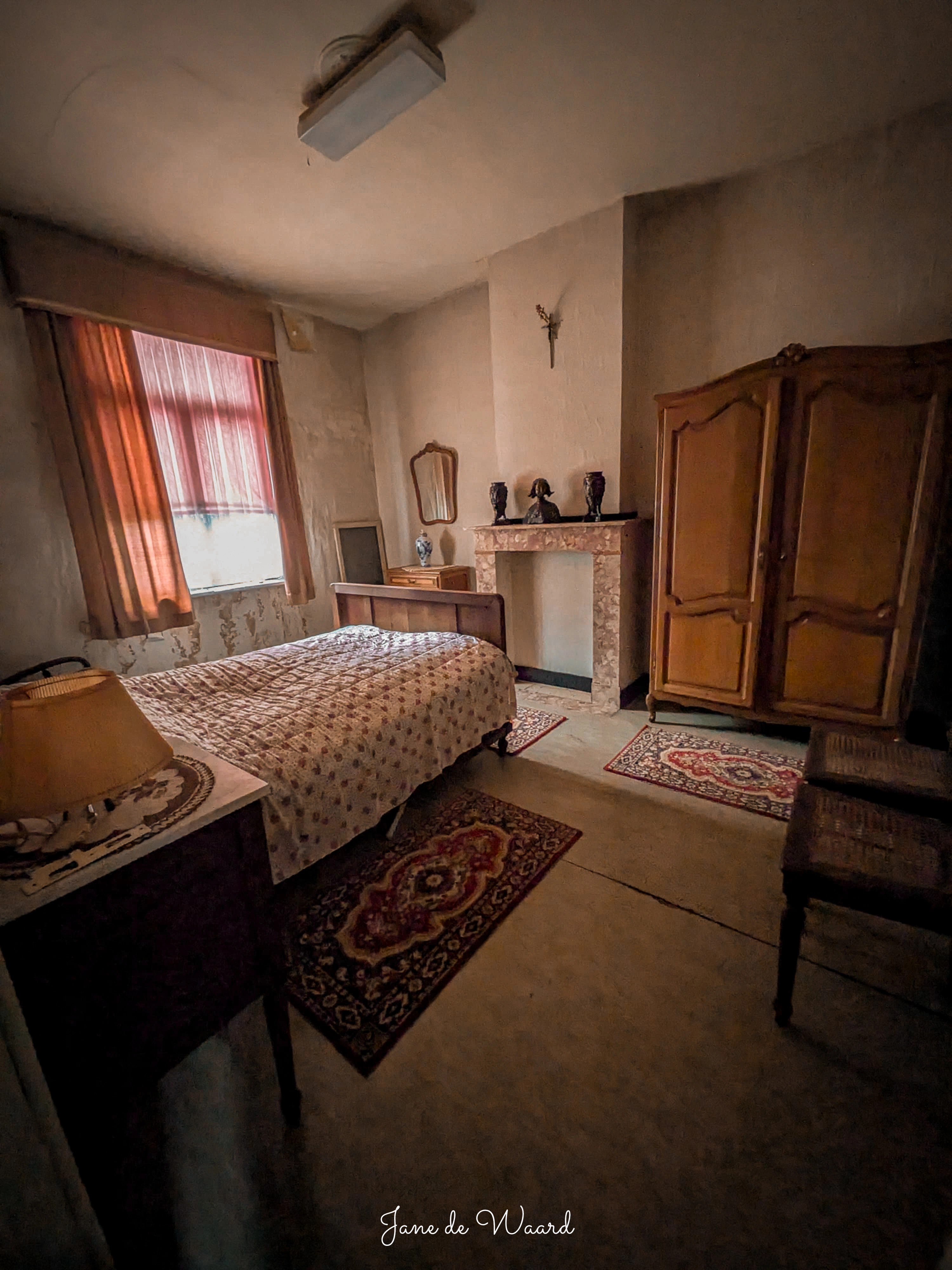 Detail van een antieke kast vol met boeken en curiosa in de villa