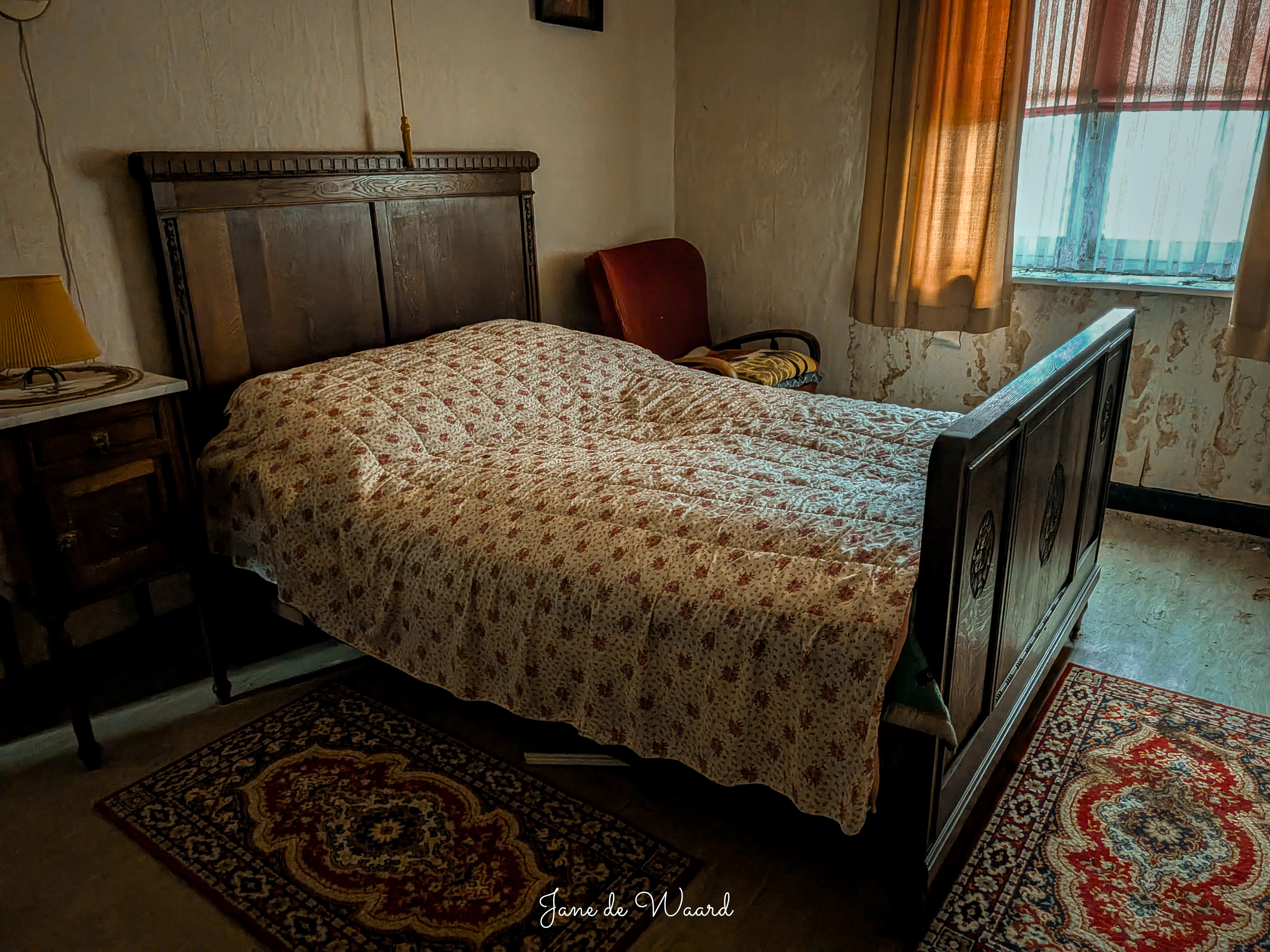 Stilleven van achtergelaten parfumflesjes op de kaptafel van Villa Madame