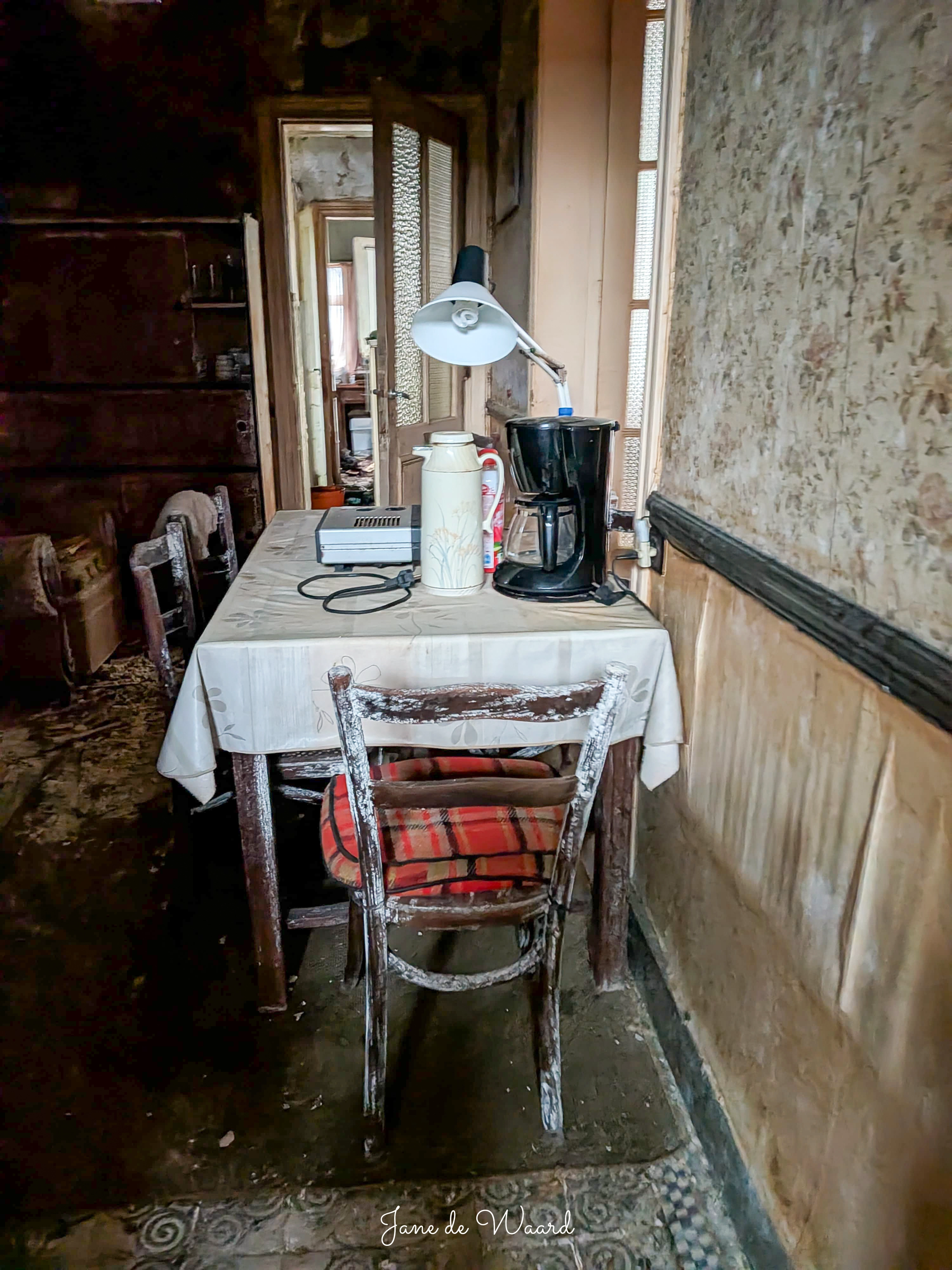 Gezicht op de studeerkamer met een bureau vol oude documenten en schrijfwaren