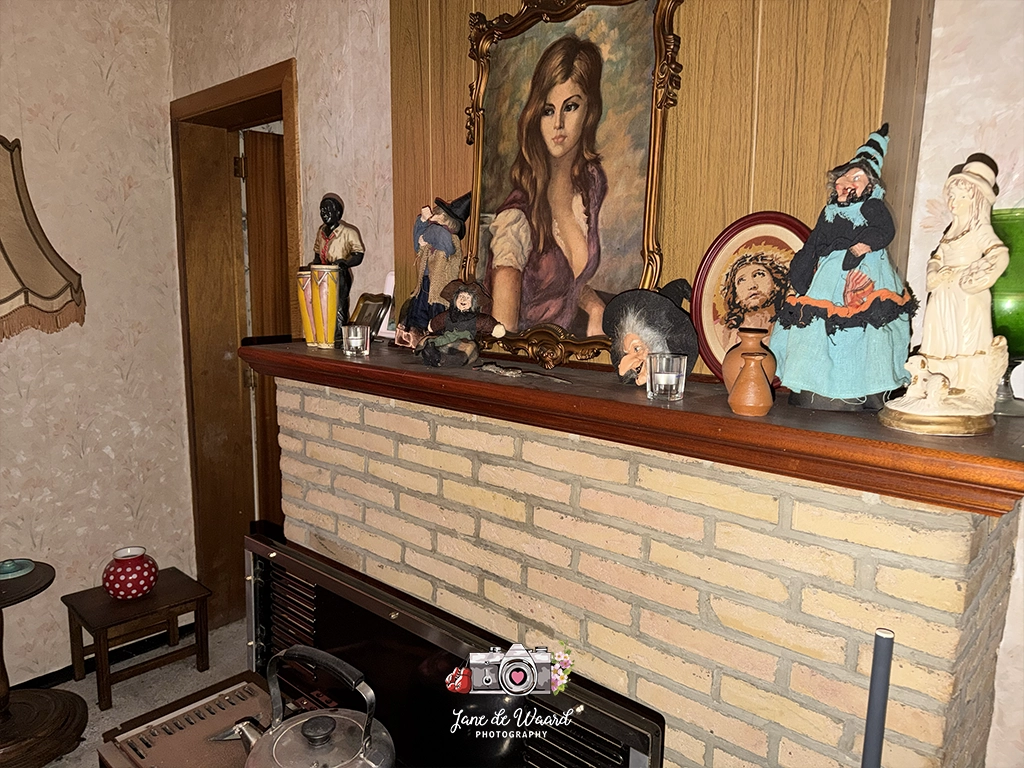 Intacte woonkamer van Maison Moord met meubels en persoonlijke bezittingen nog op hun plek