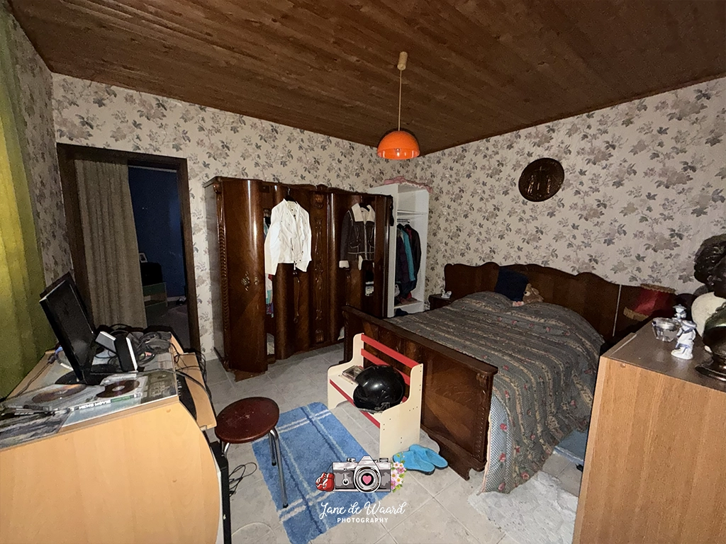 Emotioneel detail van ingelijste foto's van bewoners in de verlaten woning