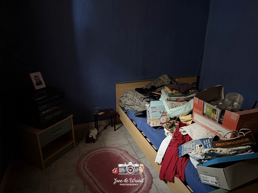 Detail van huiselijke objecten die getuigen van het plotselinge vertrek uit de woning