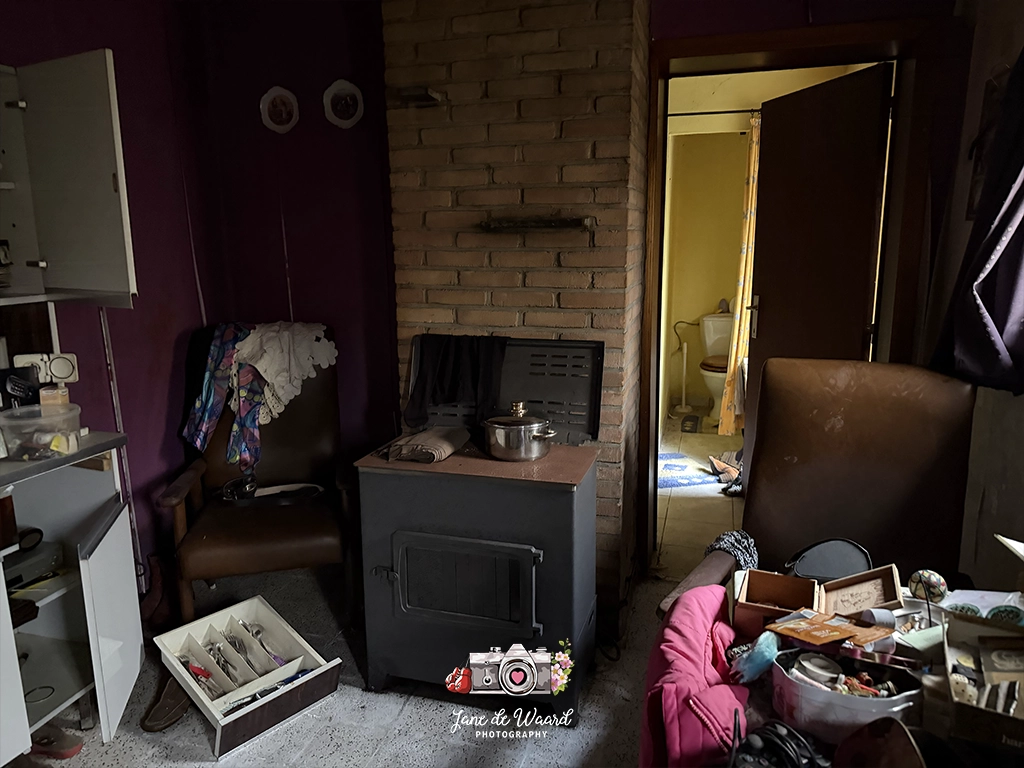 De verstilde slaapkamer van Maison Moord waar de tijd jarenlang is blijven stilstaan