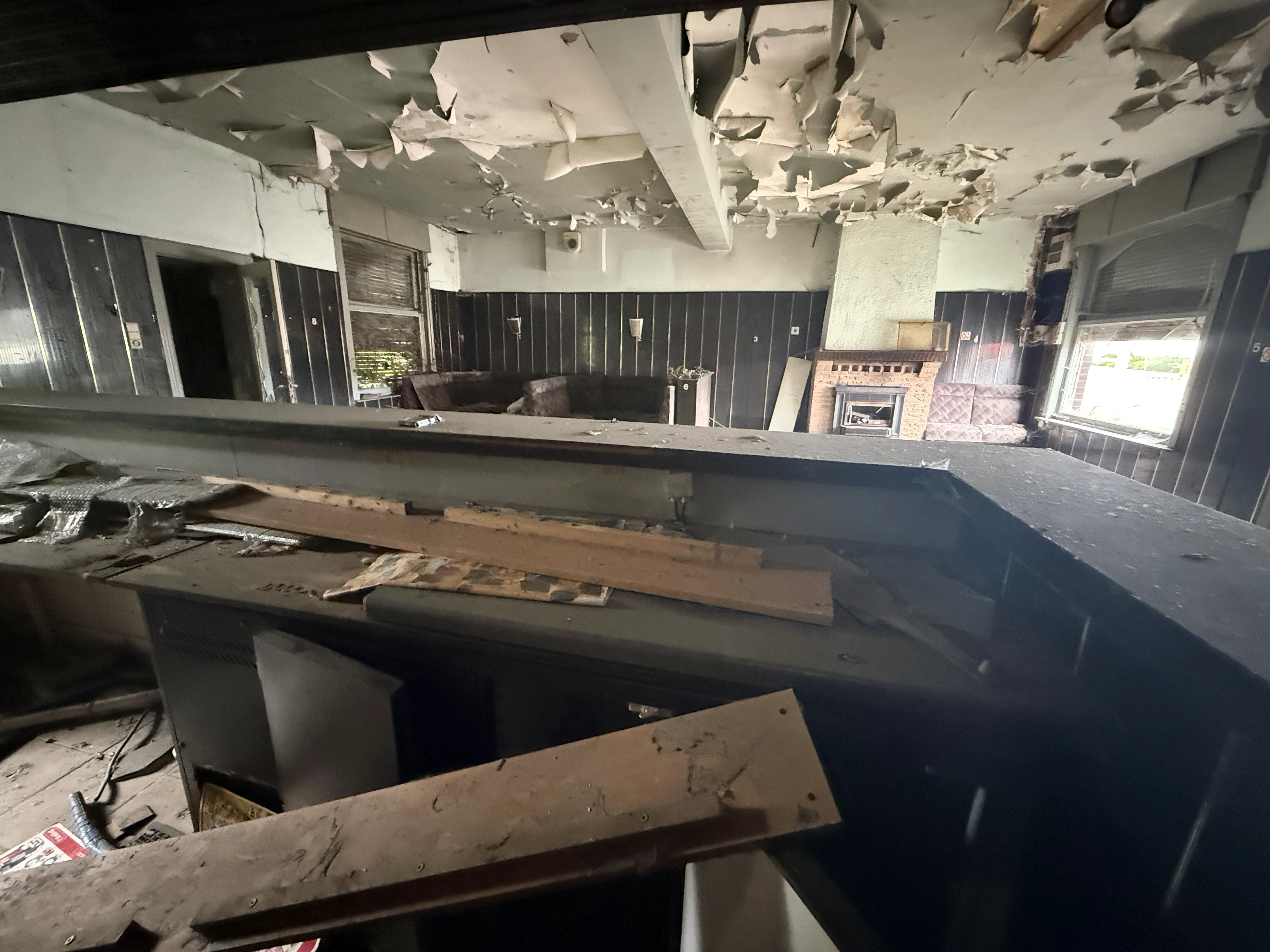 Verlaten interieur van wegcafé De Snackstop met stoffige meubels en originele bar