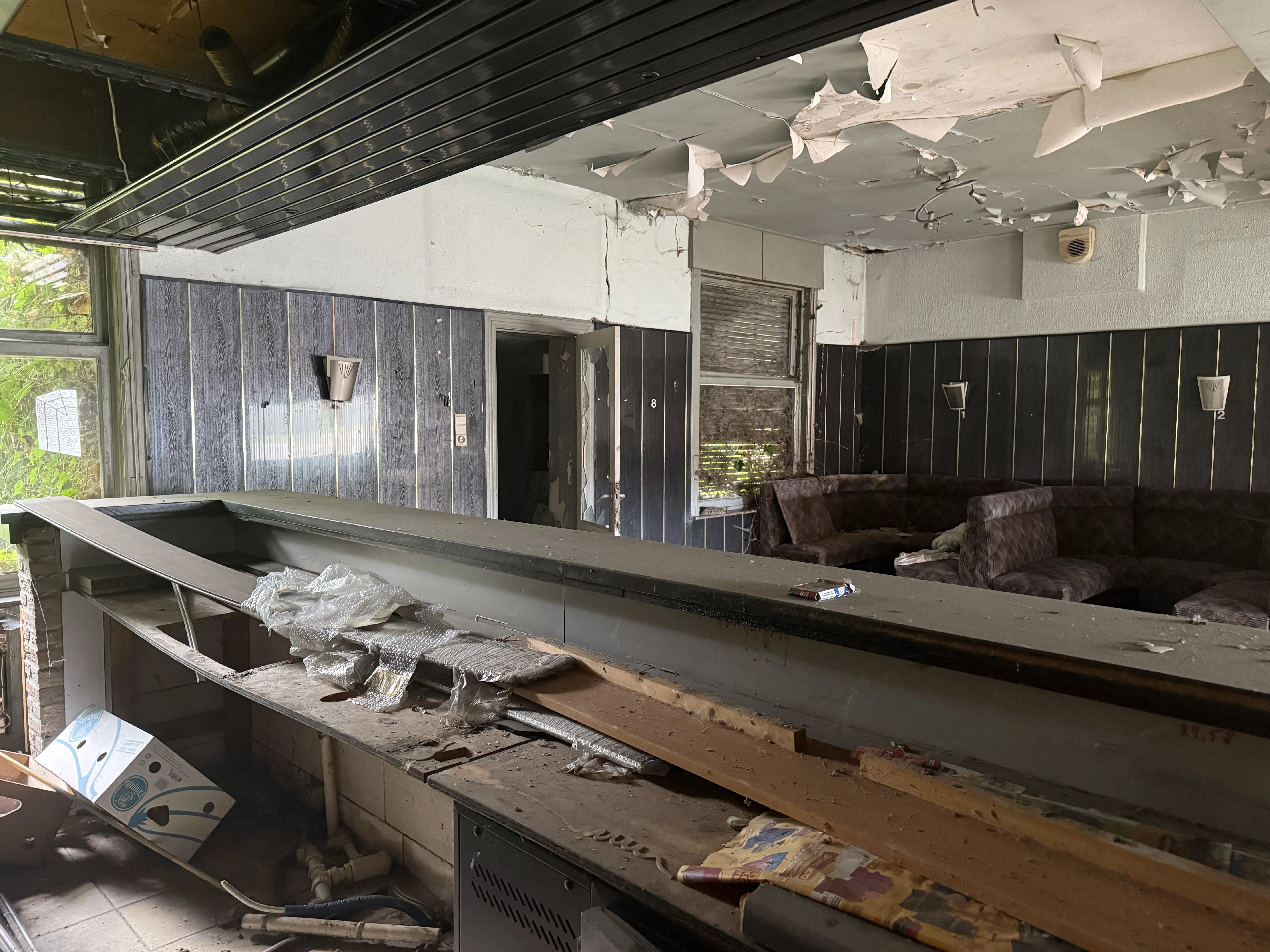 Stille getuige: De oude menukaart van de verlaten frituur langs de West-Vlaamse weg