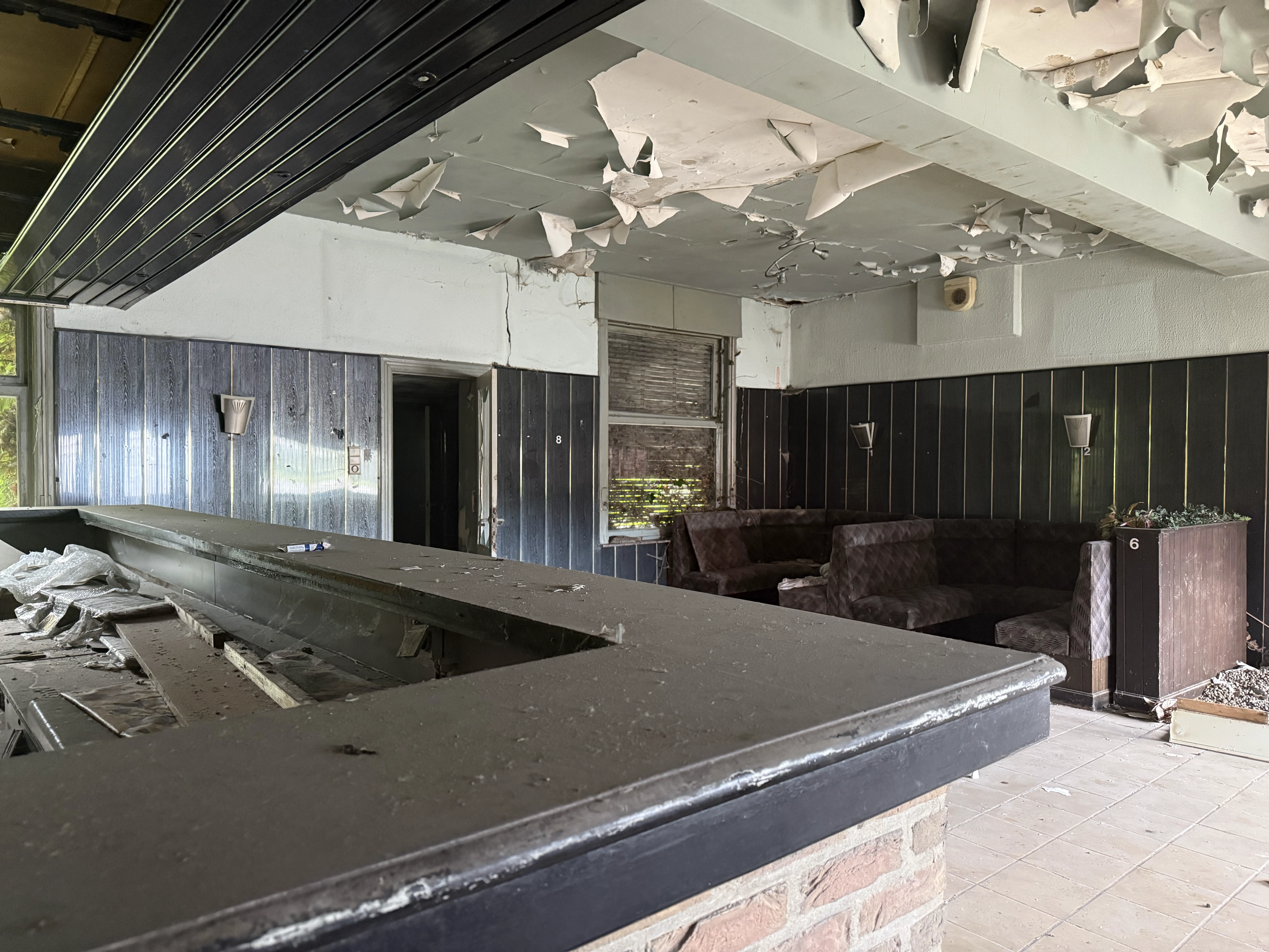 Zicht op het authentieke cafégedeelte van de Snackstop met invallend licht